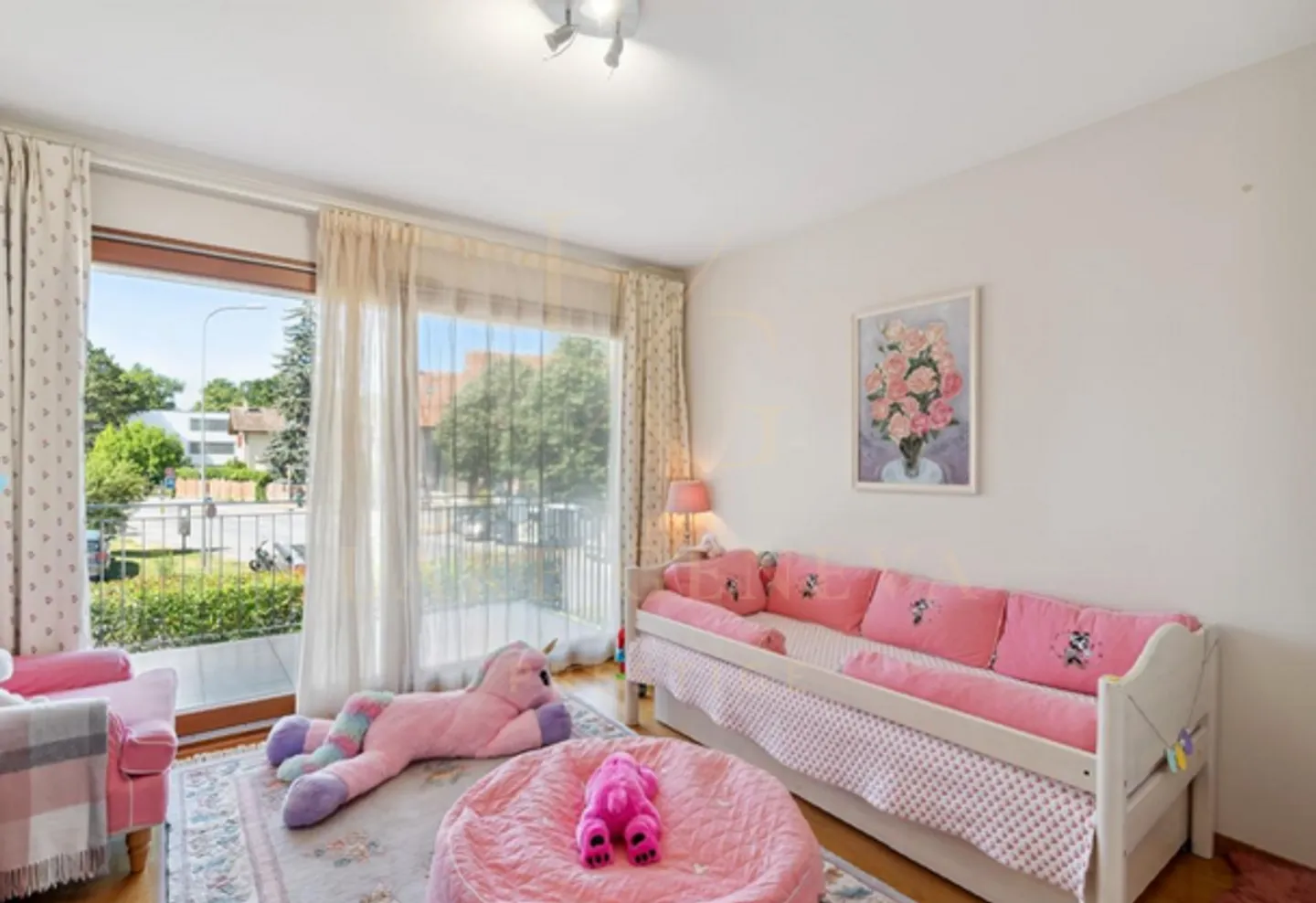 Elegant three-room apartment with passage, tastefully renovated - Photo 5 of 11