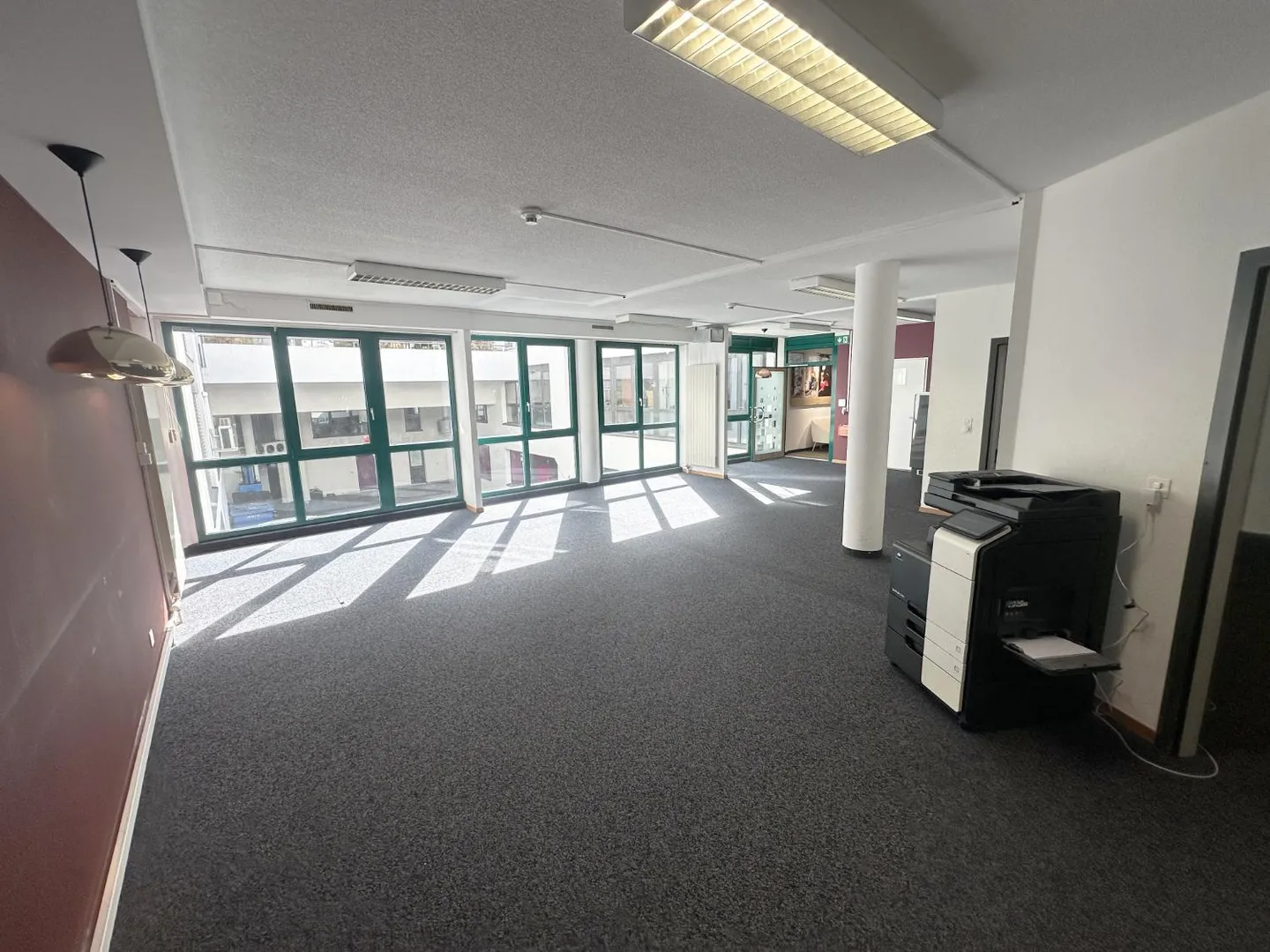 Crissier – Bureau de 149 m² au rez-de-chaussée, près du centre et des accès autoroutiers - Photo 2 sur 14