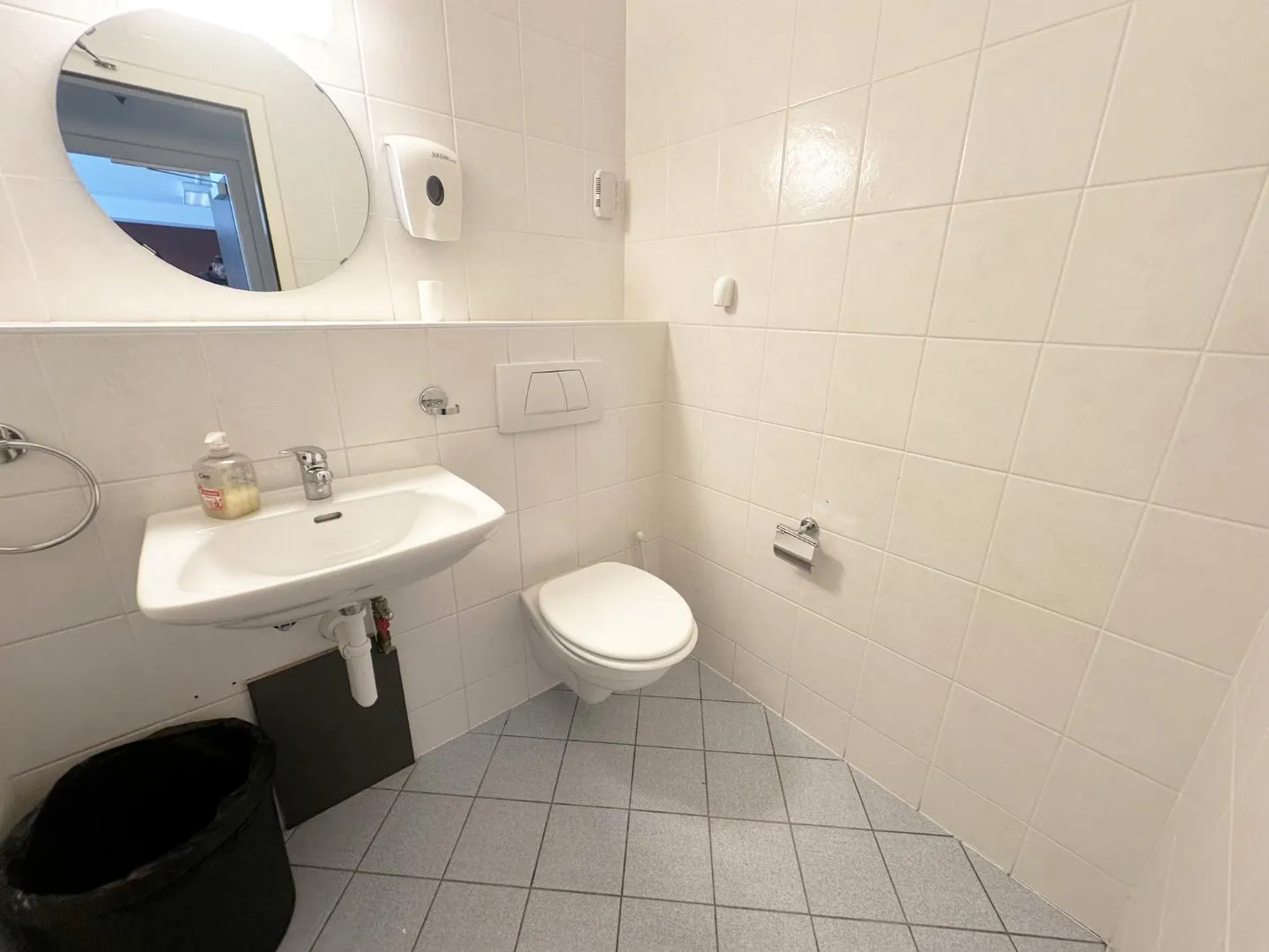 Crissier – Bureau de 149 m² au rez-de-chaussée, près du centre et des accès autoroutiers - Photo 3 sur 14