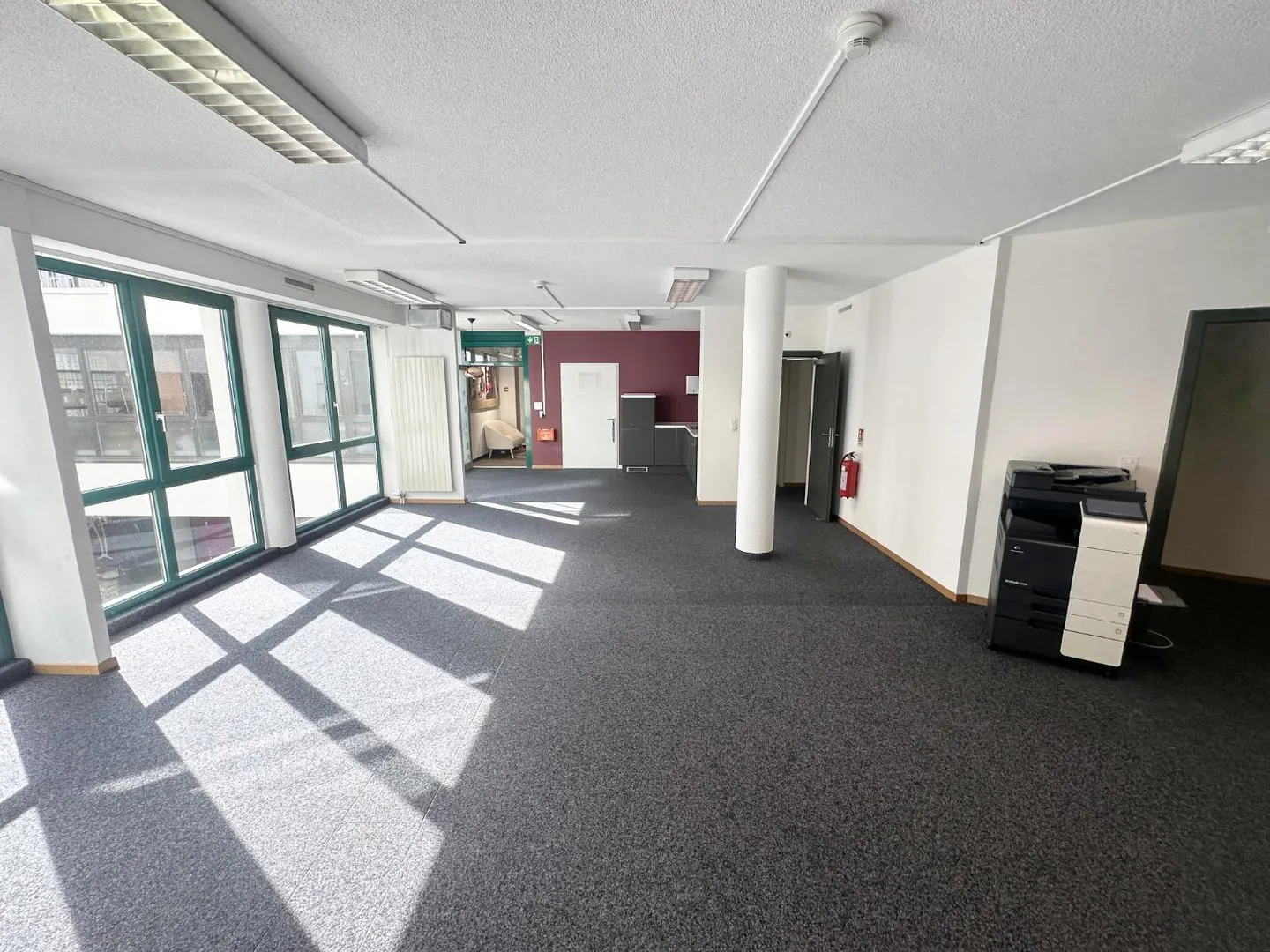 Crissier – Bureau de 149 m² au rez-de-chaussée, près du centre et des accès autoroutiers - Photo 1 sur 14