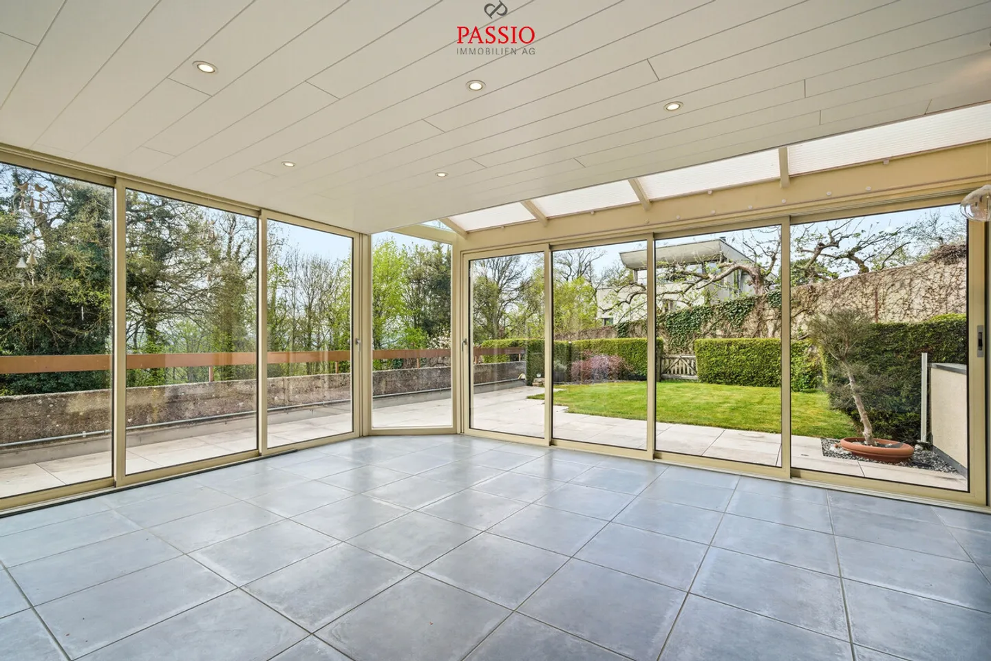 Exclusive 5.5-room ground floor apartment with stunning views - Photo 3 of 28