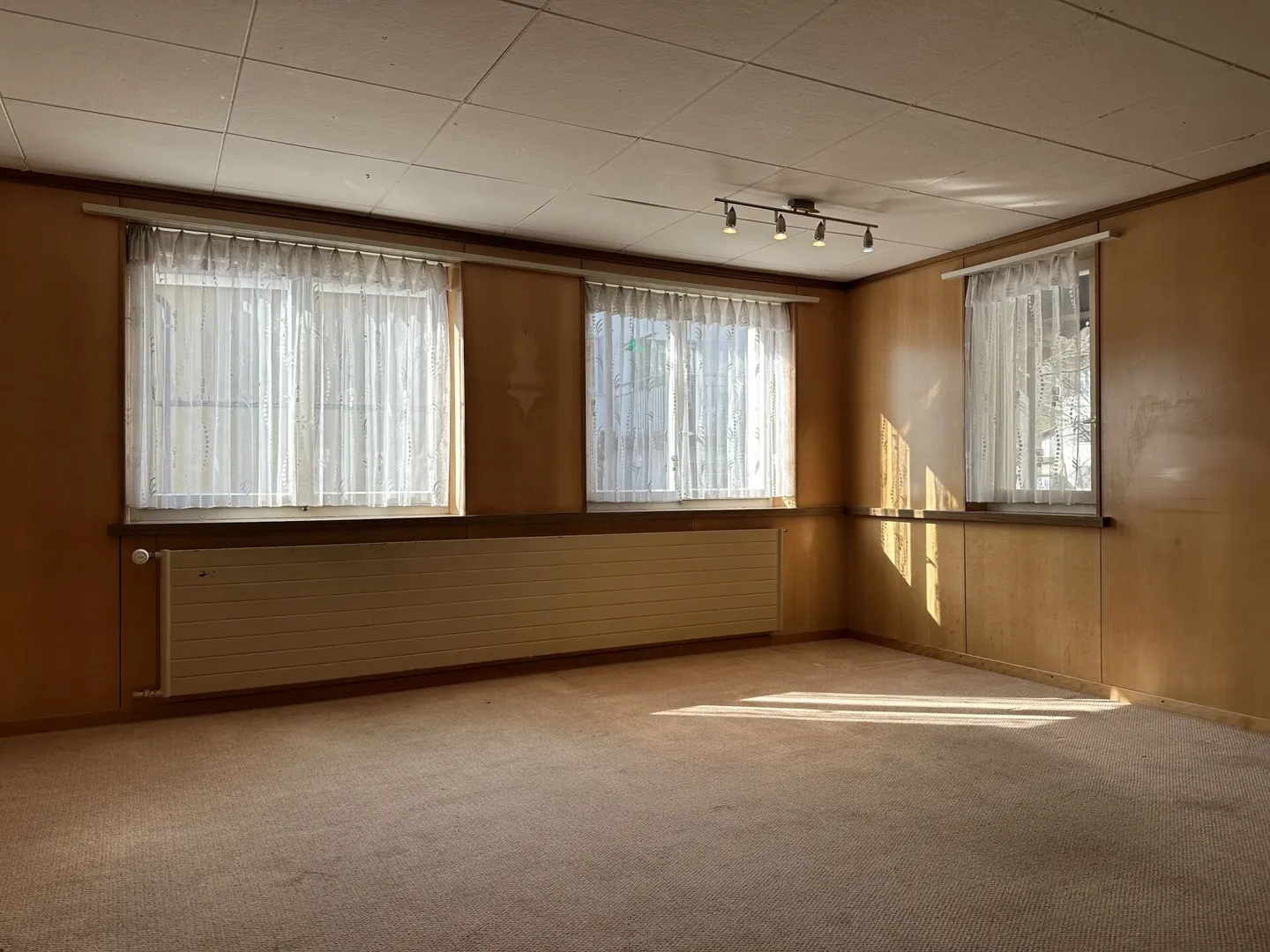 Casa bifamiliare nel cuore di Netstal - Foto 1 di 14