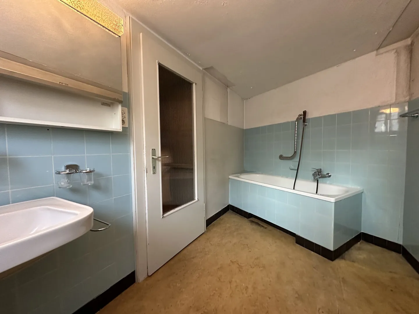 Casa bifamiliare nel cuore di Netstal - Foto 4 di 14