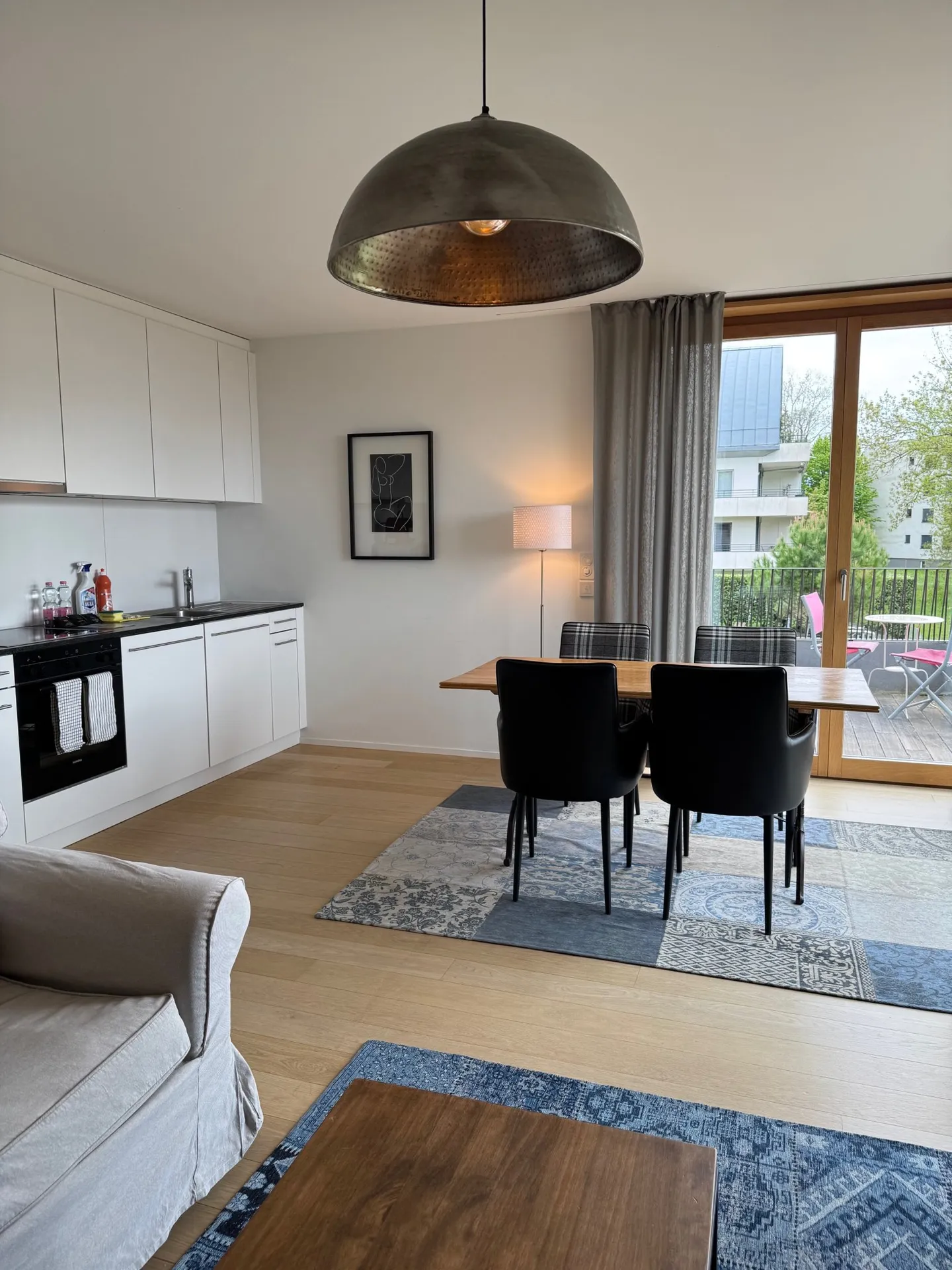 Modern Apartment with Terrace - Photo 3 of 13