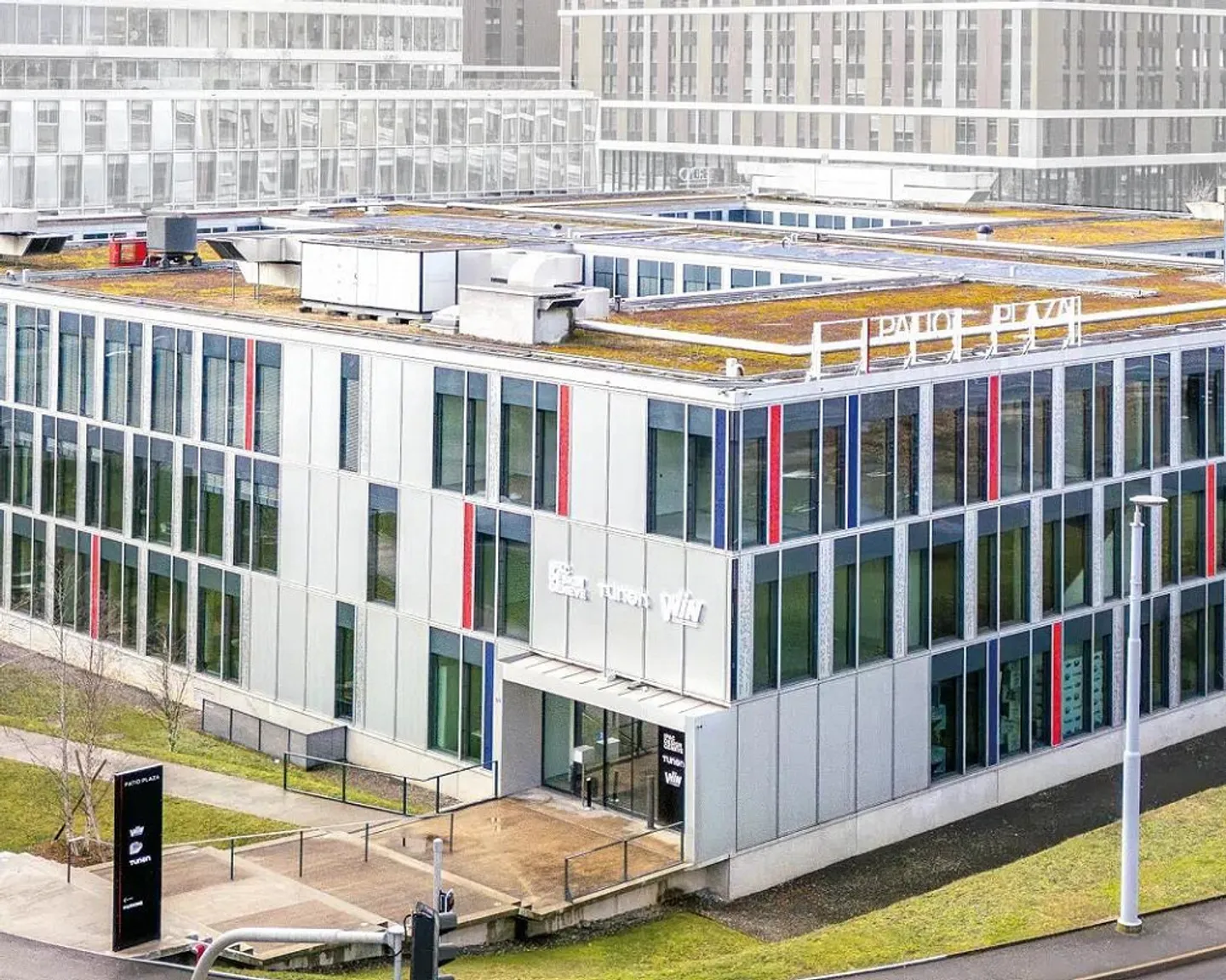 Office space of approximately 447 m2 at the gates of the Etang district - Photo 1 of 3