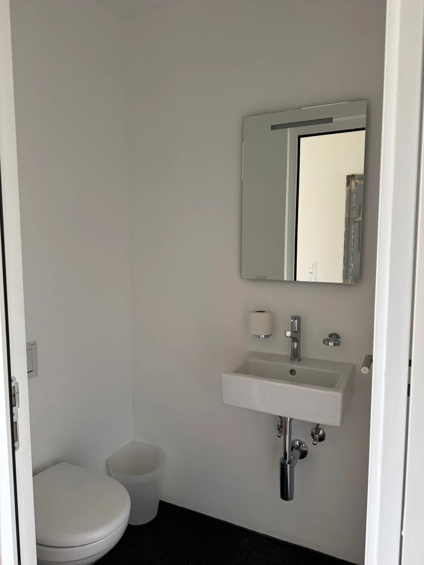 Modern Apartment with Terrace - Photo 8 of 13