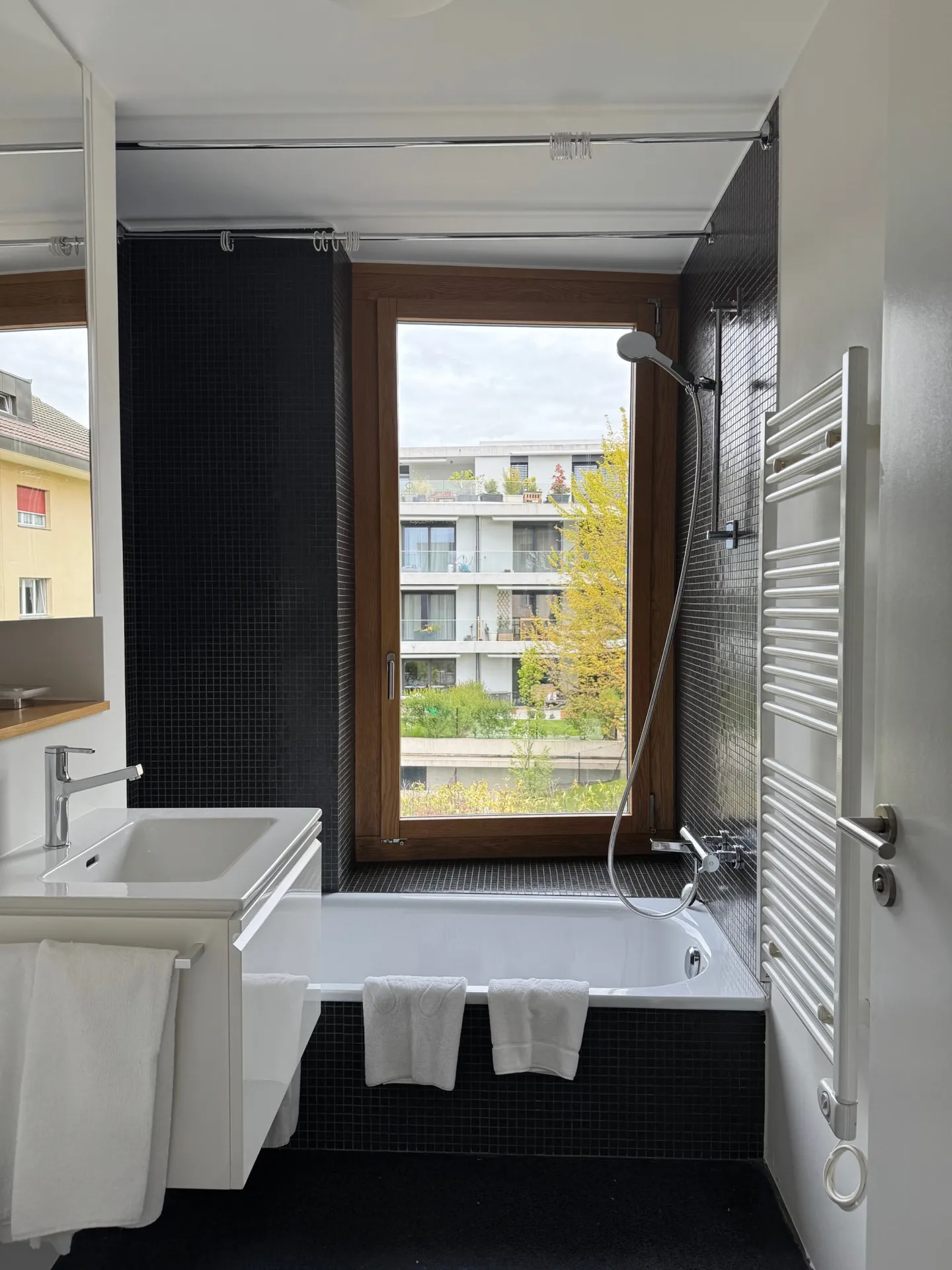 Modern Apartment with Terrace - Photo 9 of 13