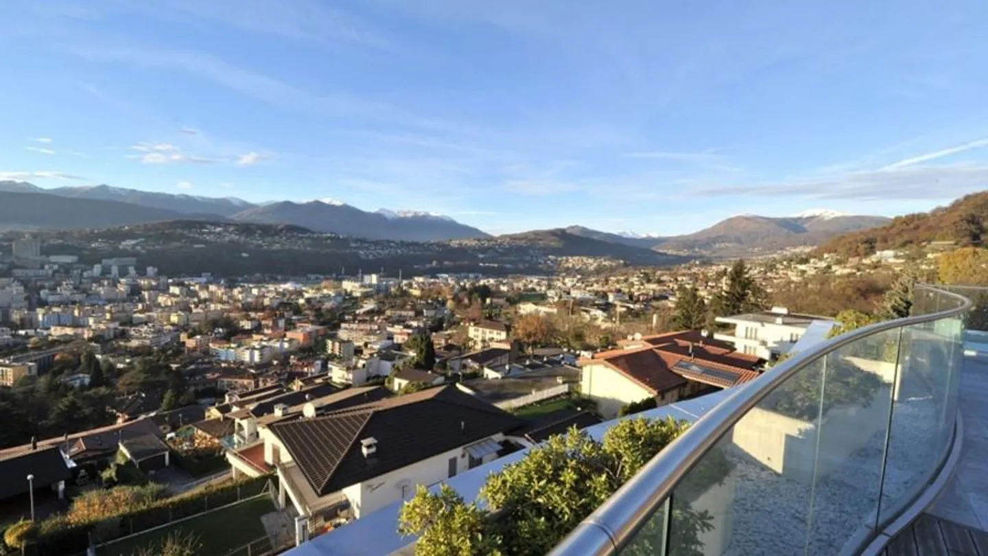 Stunning penthouse with rooftop Albonago - Photo 2 of 15