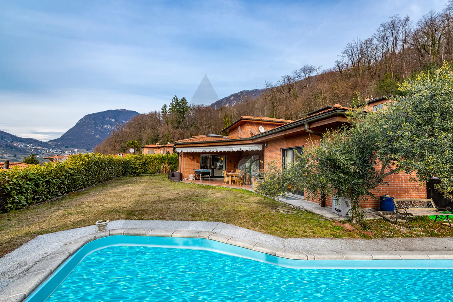 SPAZIOSA VILLA UNIFAMILIARE CON PISCINA - Foto 1 di 15
