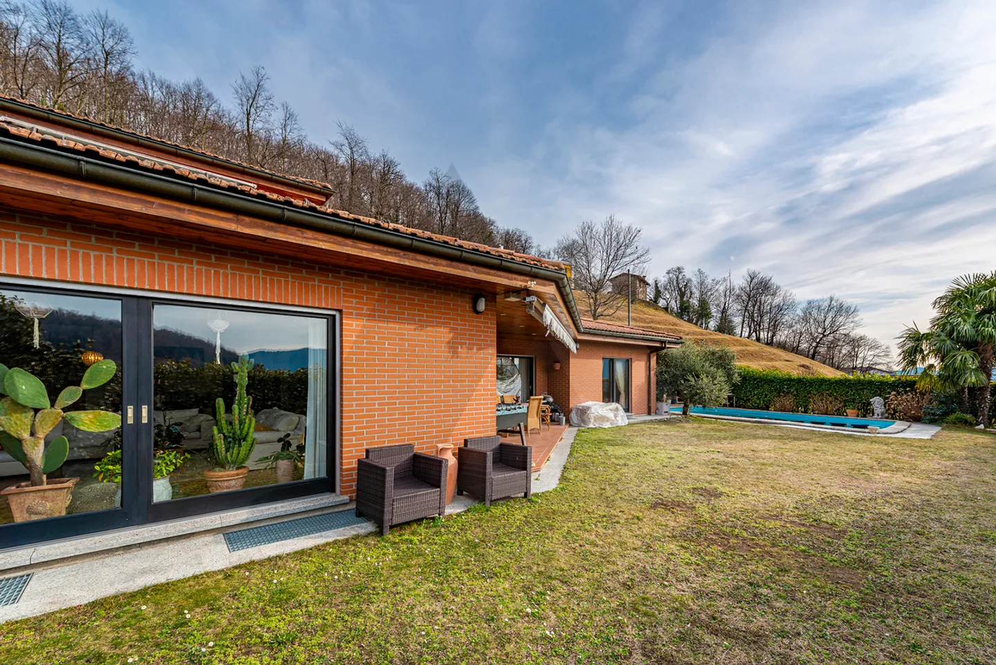 SPAZIOSA VILLA UNIFAMILIARE CON PISCINA - Foto 2 di 15