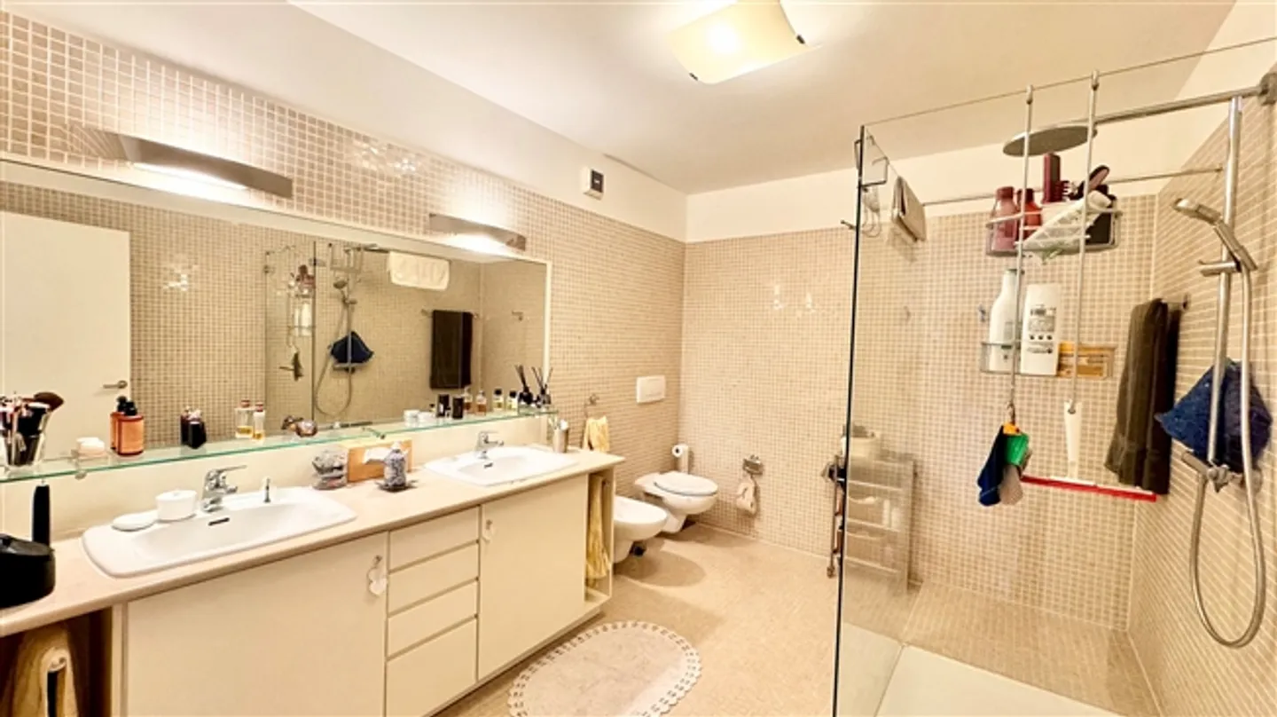 Duplex Penthouse Charmant avec Double Vue et Terrasse sur le Toit - Photo 17 sur 20