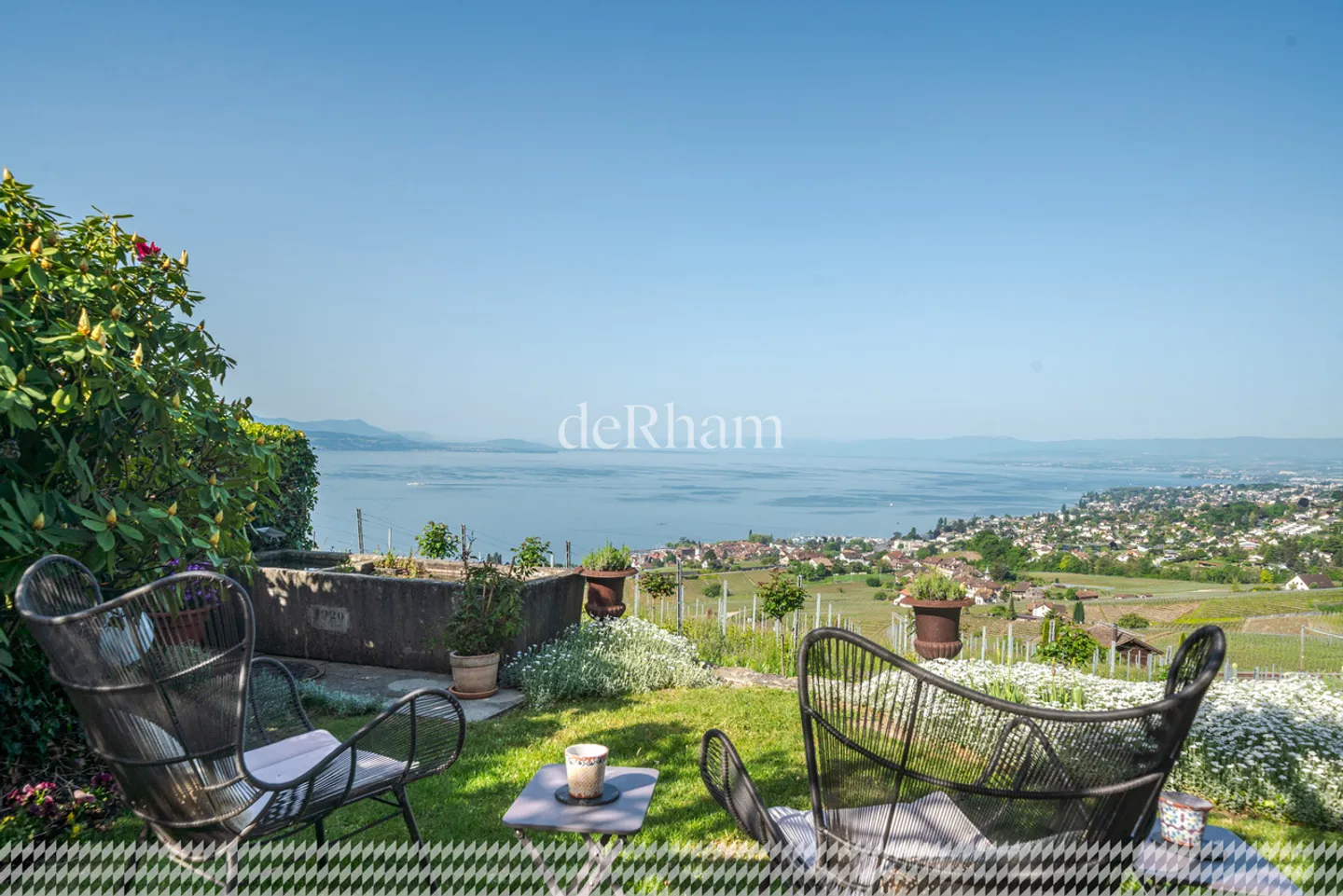 Charming Winegrower's House in the Heart of the Vineyards with a View of Lake Geneva - Photo 9 of 13