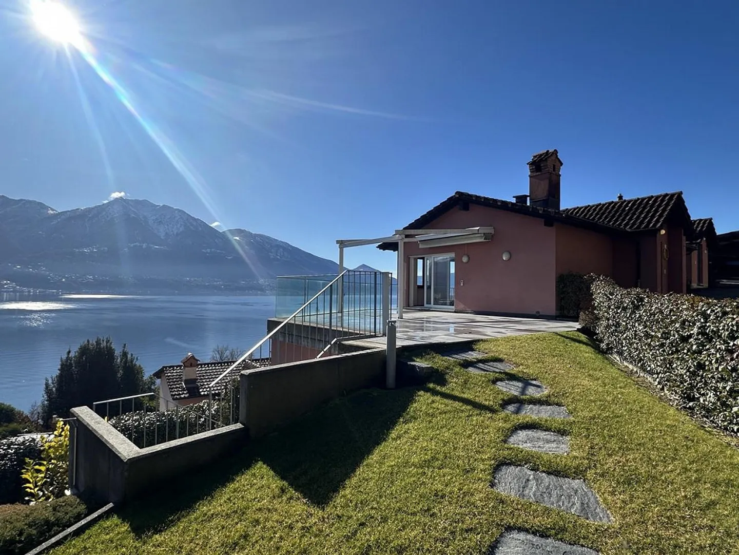 Incantevole Casa Familiare con Vista Lago - Foto 1 di 5