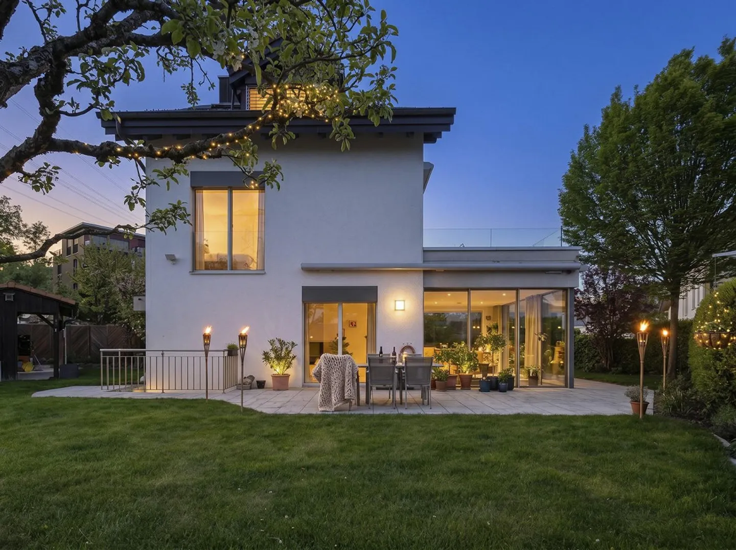 Maison d'angle élégante et bien entretenue avec grand jardin, système PV - Photo 1 sur 13