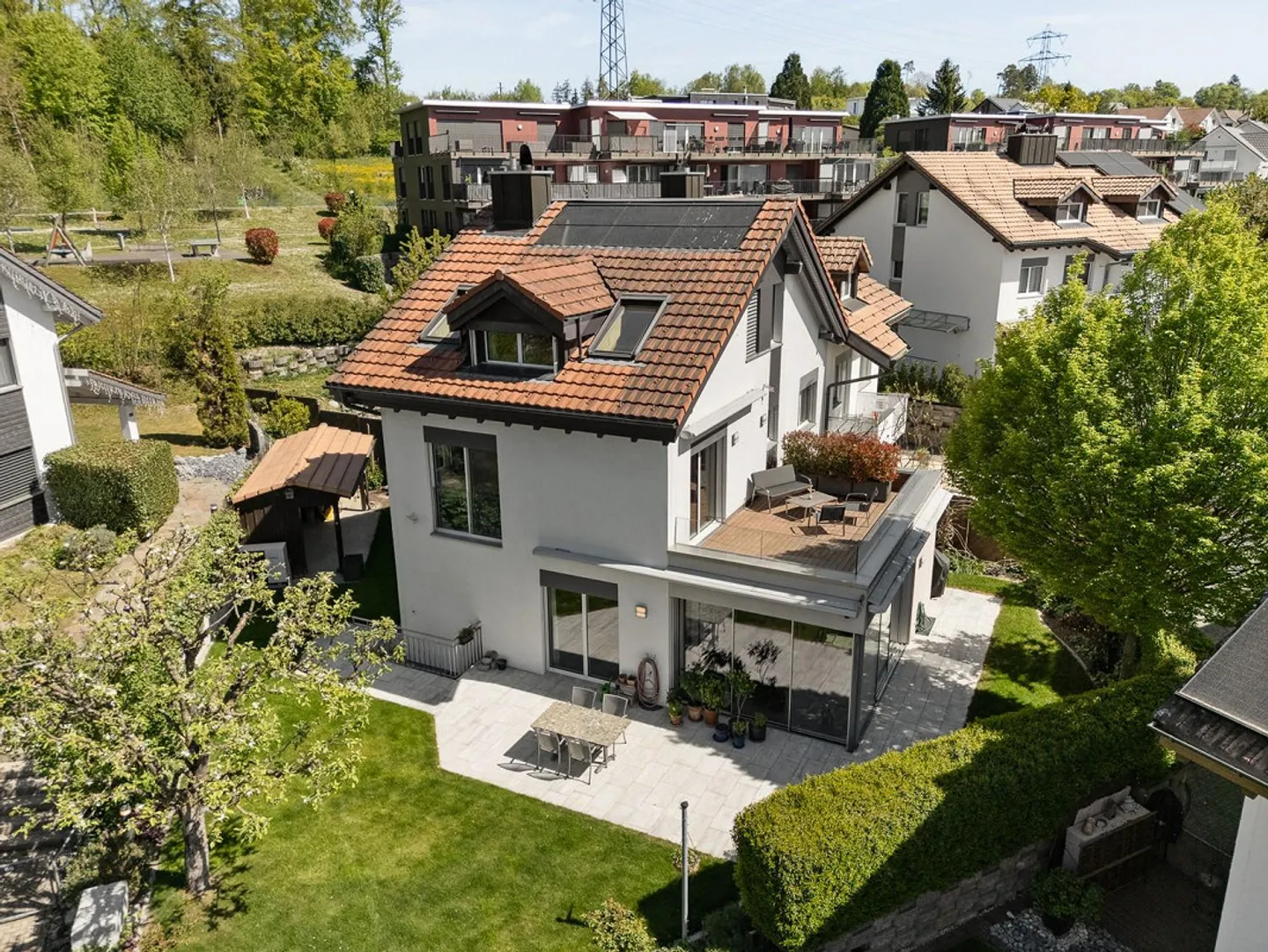 Maison d'angle élégante et bien entretenue avec grand jardin, système PV - Photo 2 sur 13