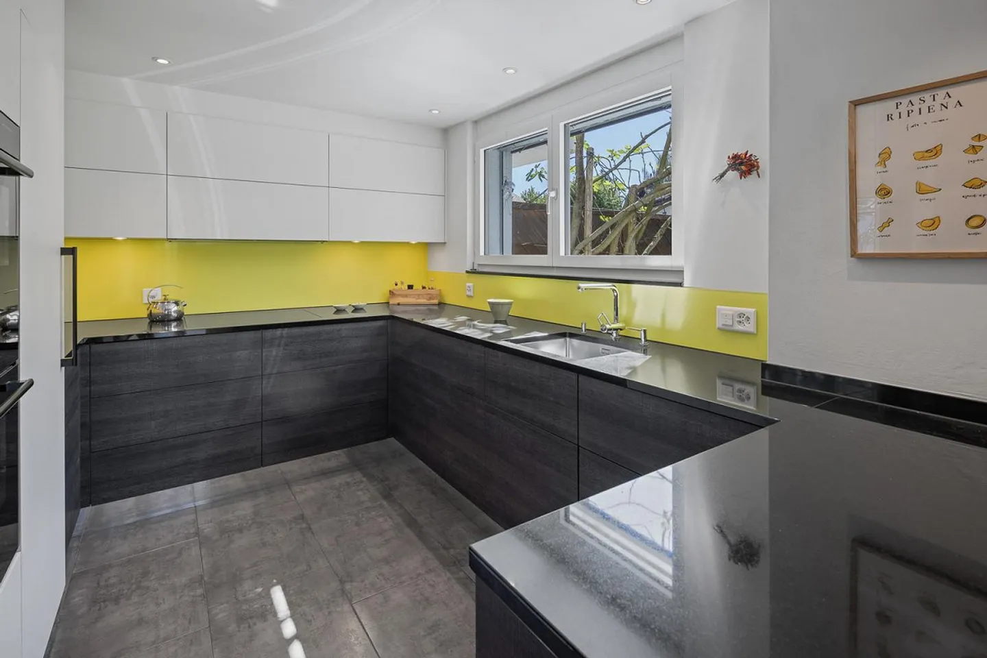 Maison d'angle élégante et bien entretenue avec grand jardin, système PV - Photo 9 sur 13