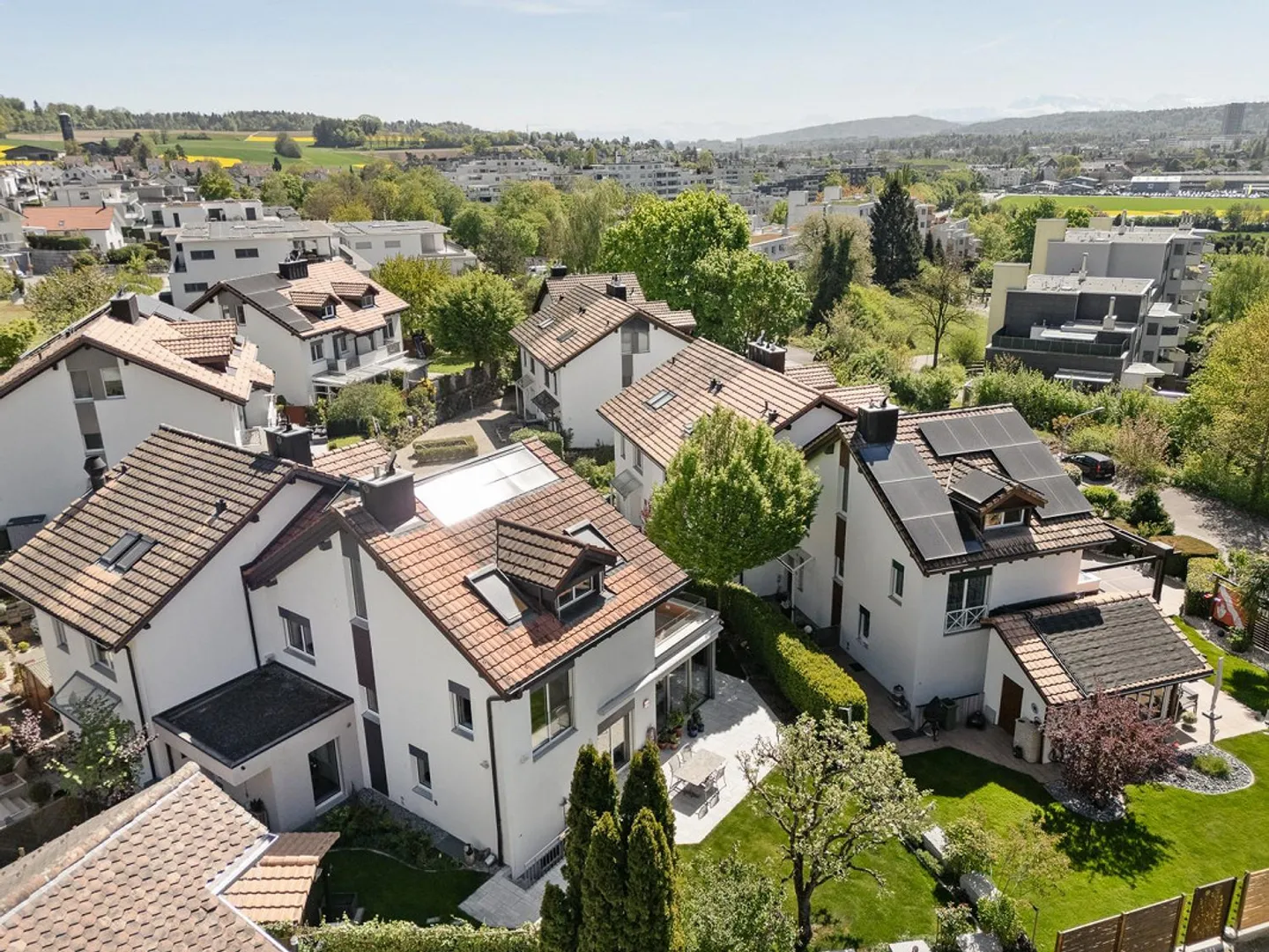 Maison d'angle élégante et bien entretenue avec grand jardin, système PV - Photo 3 sur 13