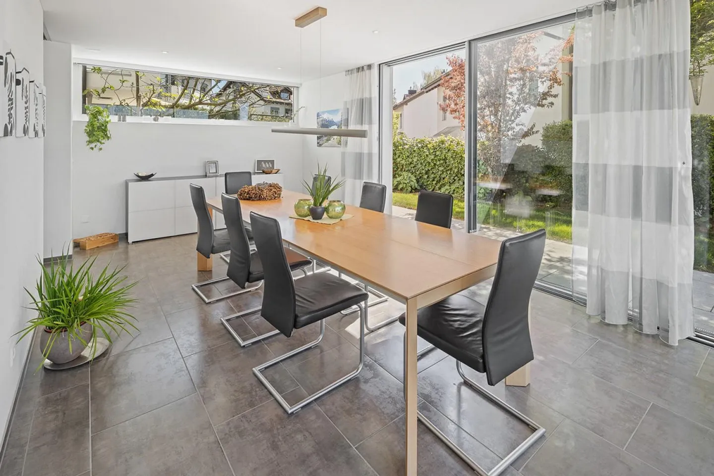Maison d'angle élégante et bien entretenue avec grand jardin, système PV - Photo 5 sur 13