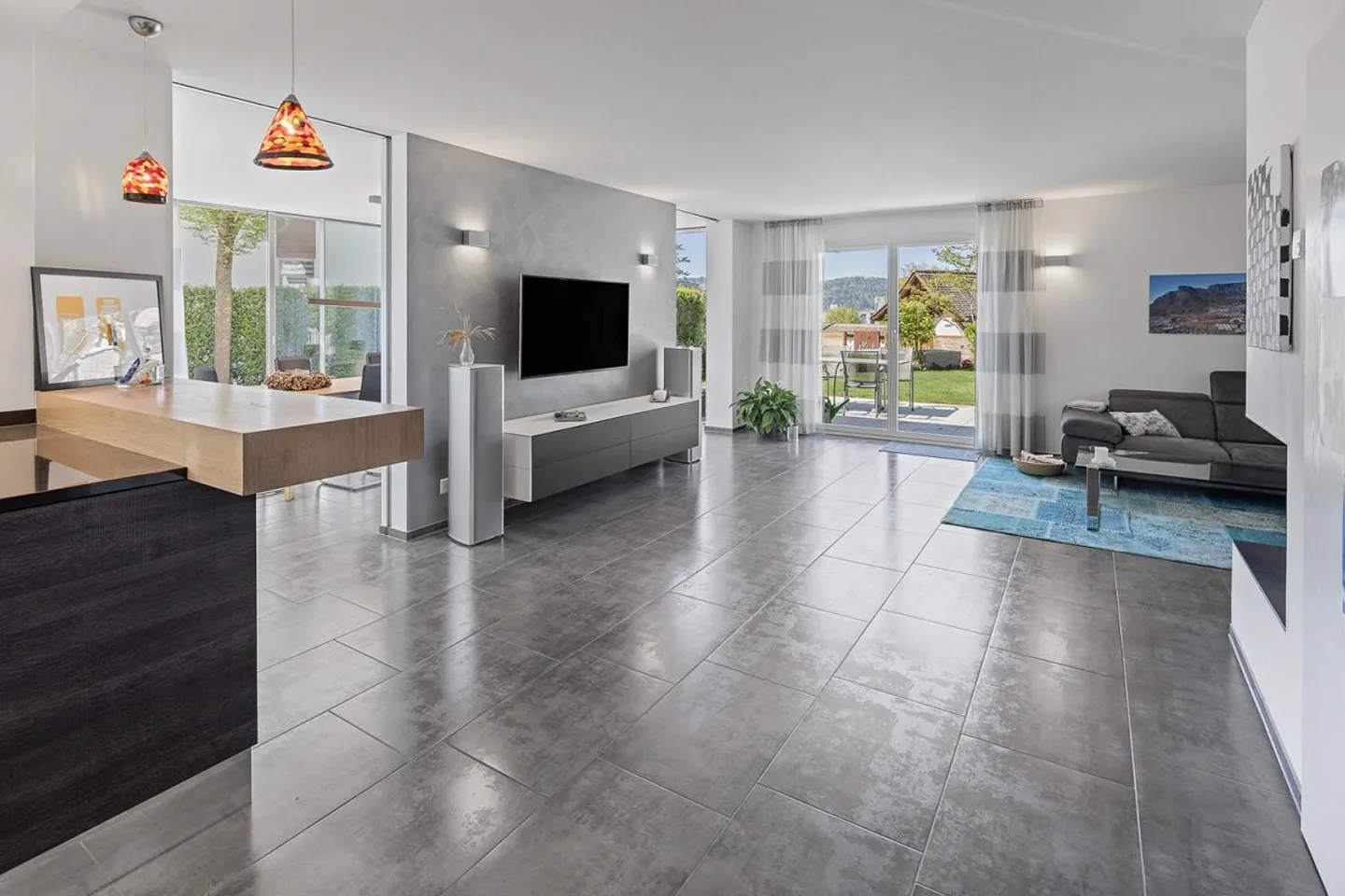 Maison d'angle élégante et bien entretenue avec grand jardin, système PV - Photo 6 sur 13