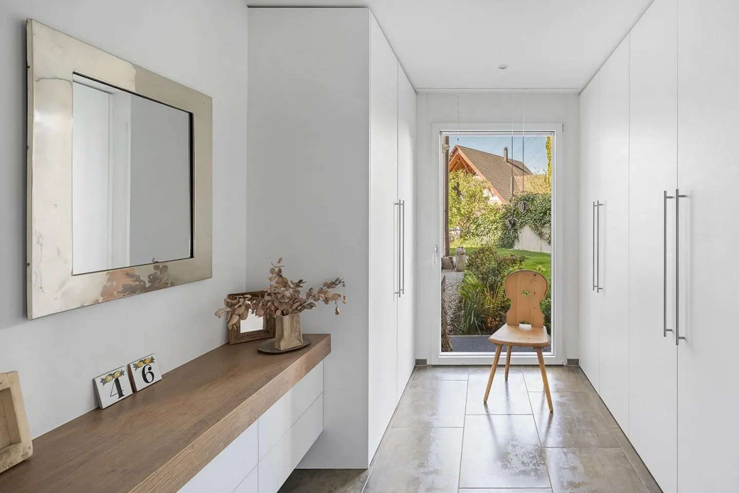 Maison d'angle élégante et bien entretenue avec grand jardin, système PV - Photo 10 sur 13
