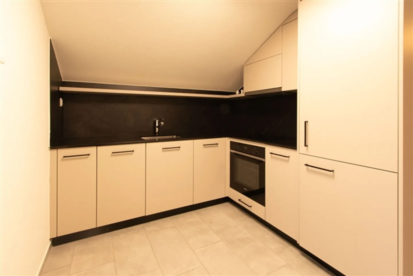 Charming 2-room apartment with balcony in Murten - Photo 2 of 8