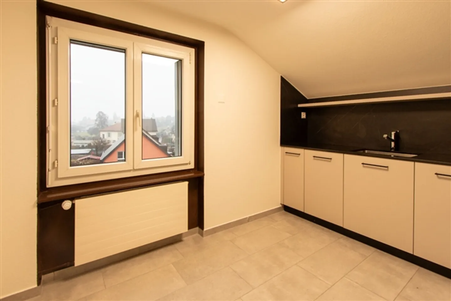 Charming 2-room apartment with balcony in Murten - Photo 3 of 8