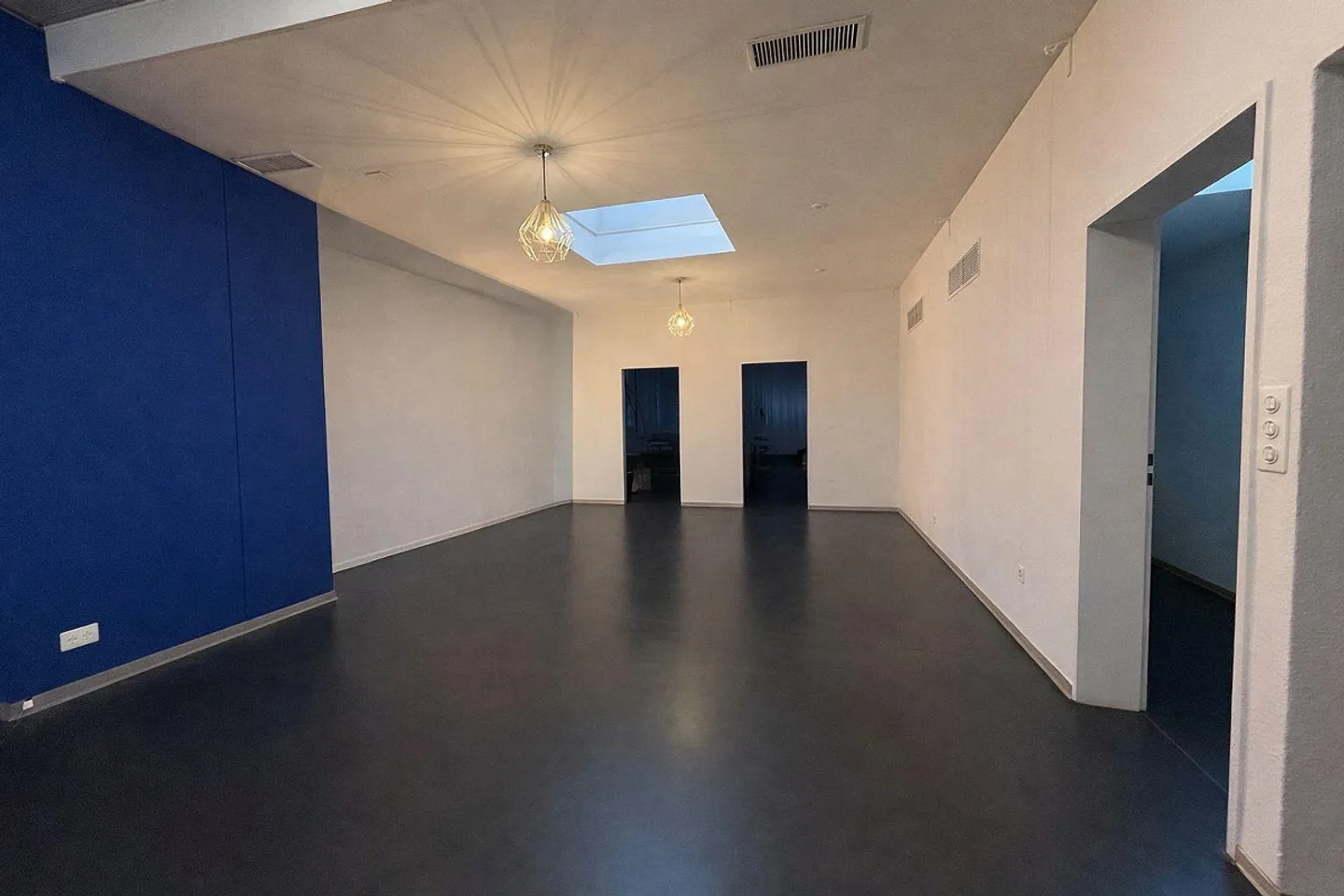 Spazio commerciale in posizione privilegiata con grande vetrina - Foto 2 di 5