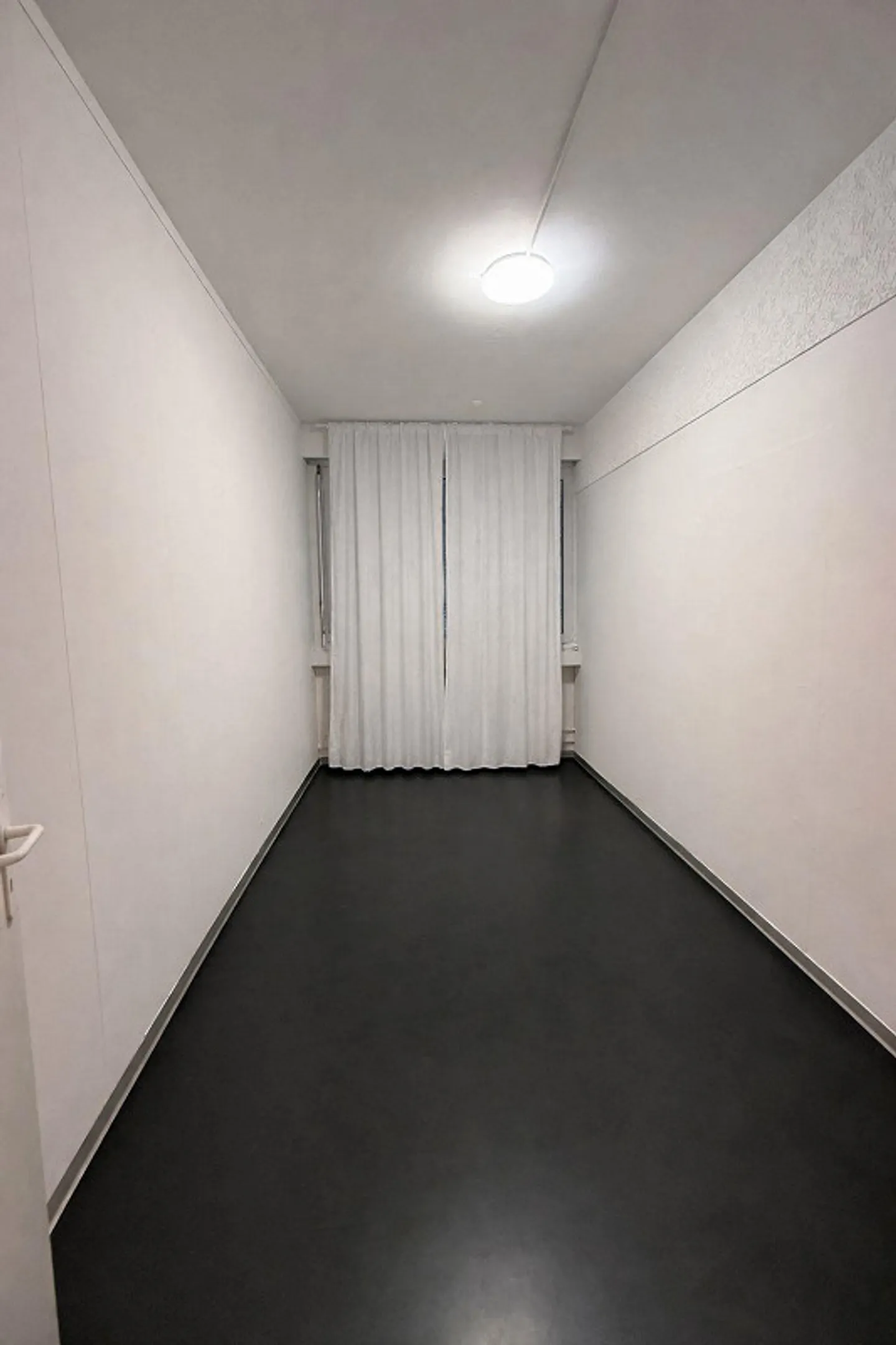 Spazio commerciale in posizione privilegiata con grande vetrina - Foto 3 di 5