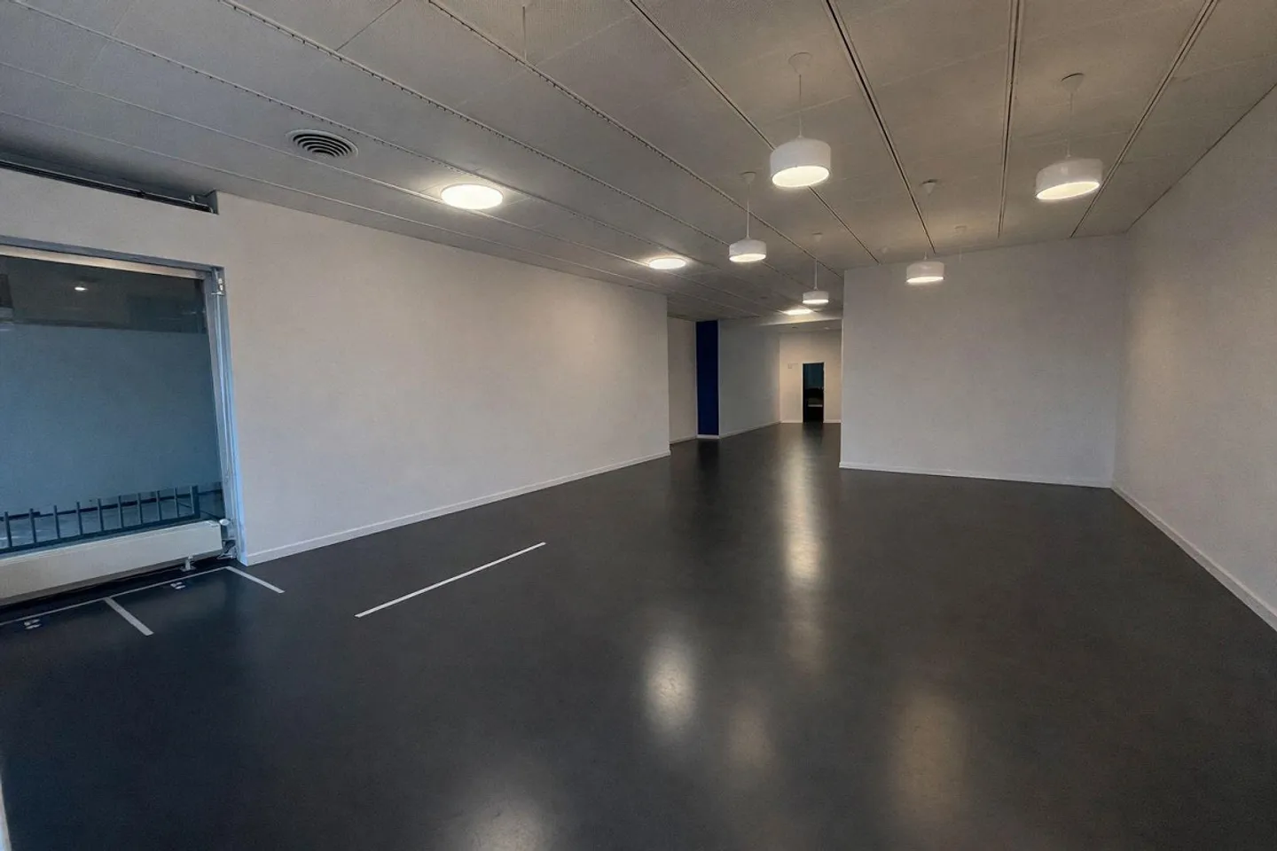 Spazio commerciale in posizione privilegiata con grande vetrina - Foto 1 di 5