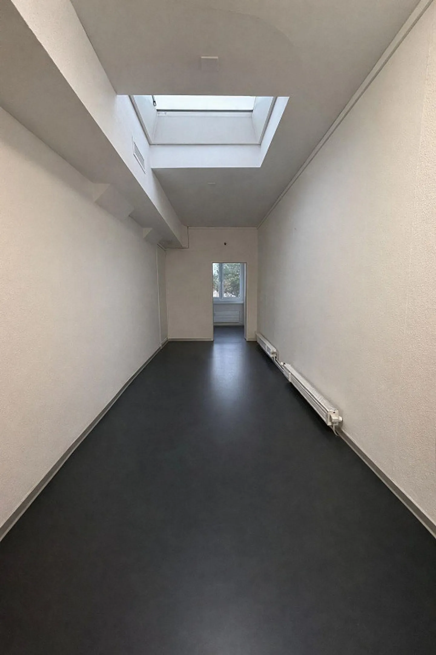 Spazio commerciale in posizione privilegiata con grande vetrina - Foto 4 di 5