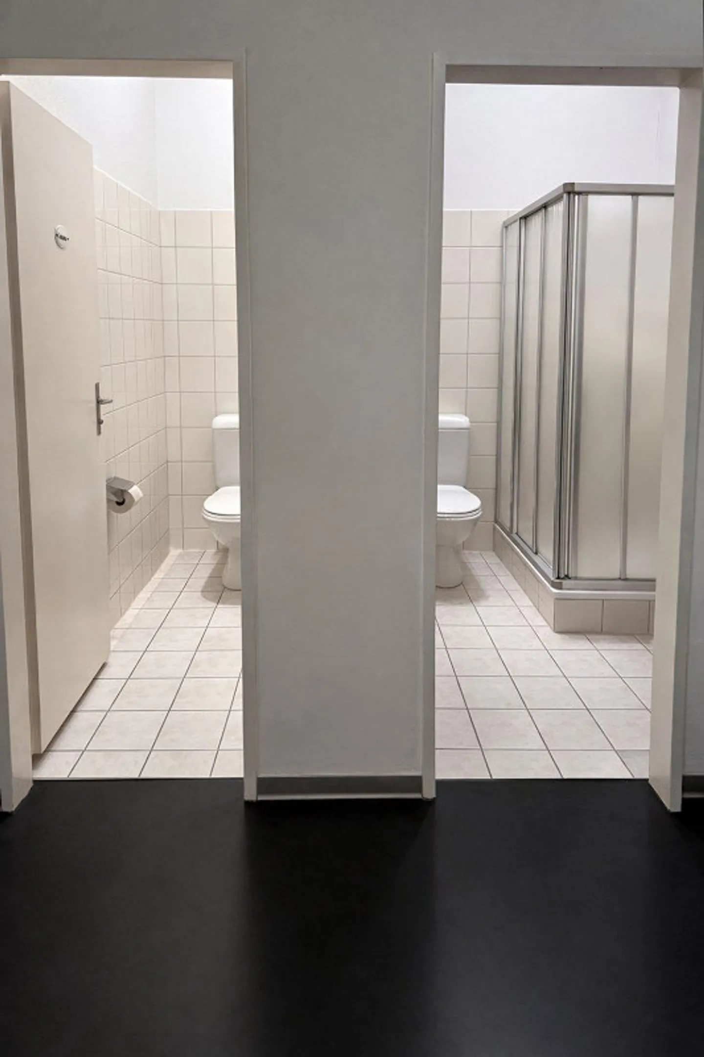 Spazio commerciale in posizione privilegiata con grande vetrina - Foto 5 di 5