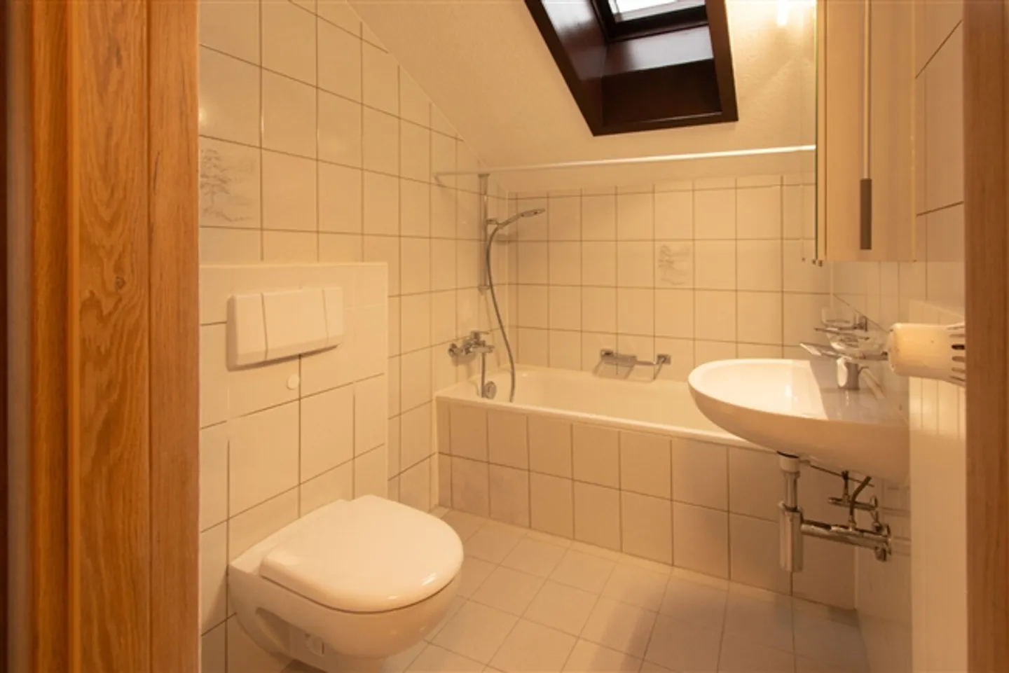 Charming 2-room apartment with balcony in Murten - Photo 7 of 8