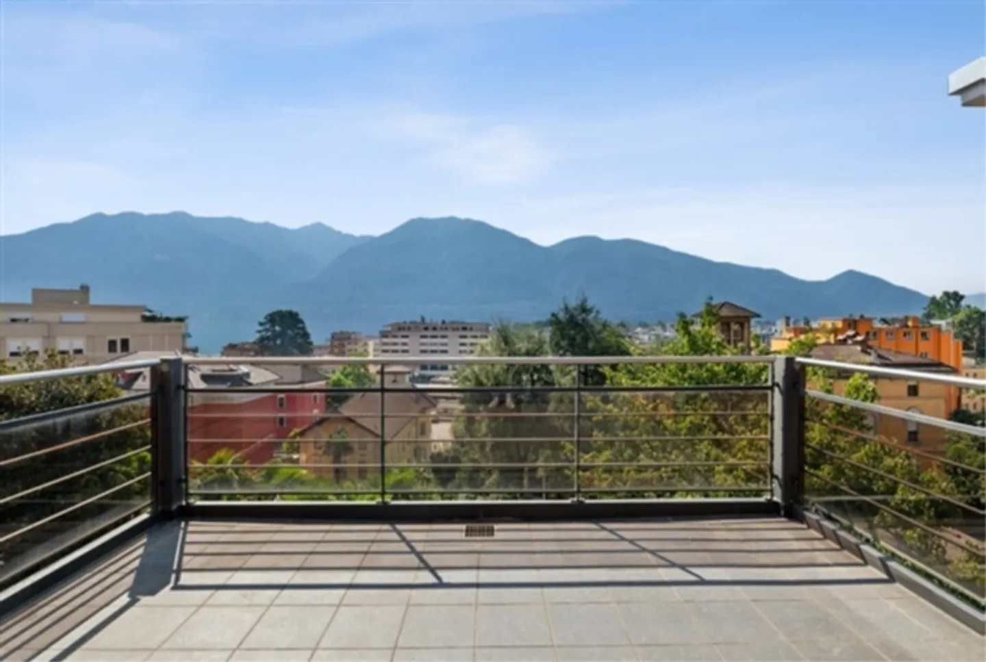 Penthouse de 4,5 pièces à louer au centre, à quelques pas du lac - Photo 2 sur 15