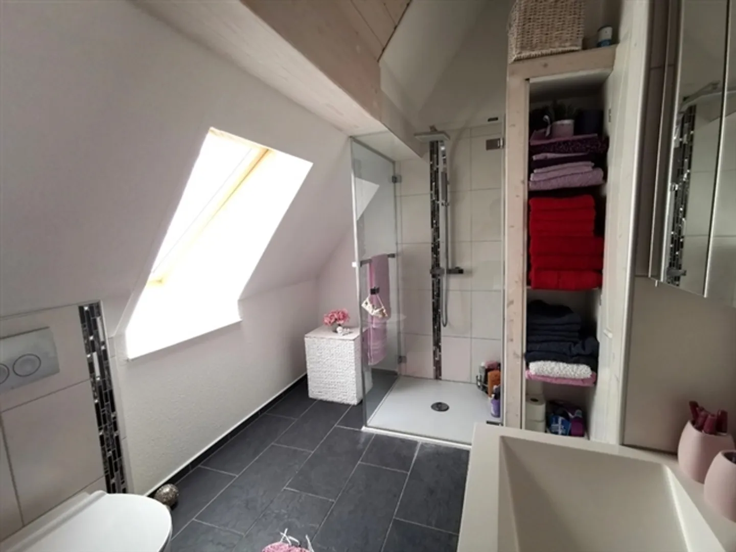 Appartement sous les combles de 2½ pièces à Heimberg (BE), meublé, temporaire - Photo 7 sur 10