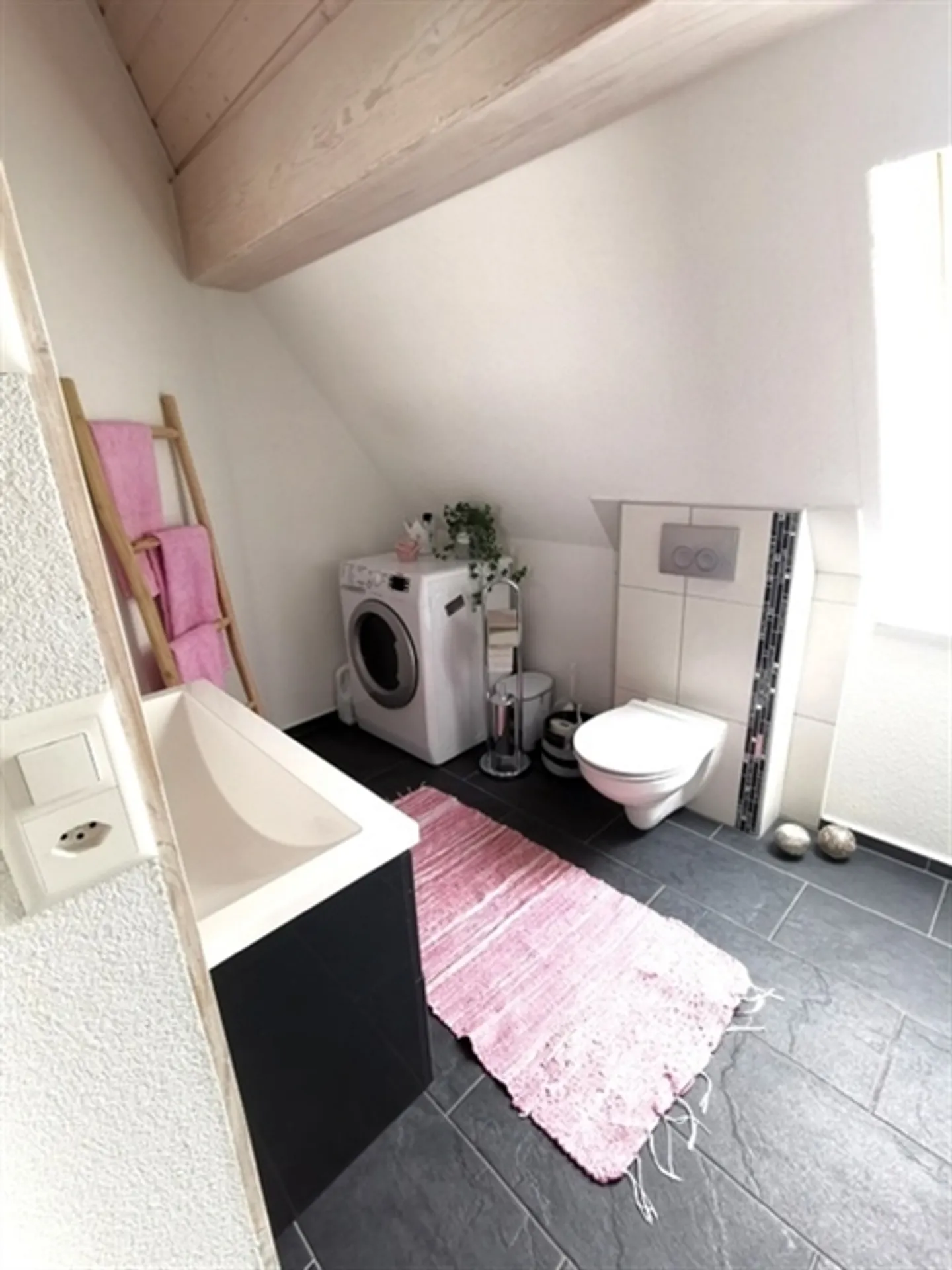 Appartement sous les combles de 2½ pièces à Heimberg (BE), meublé, temporaire - Photo 8 sur 10