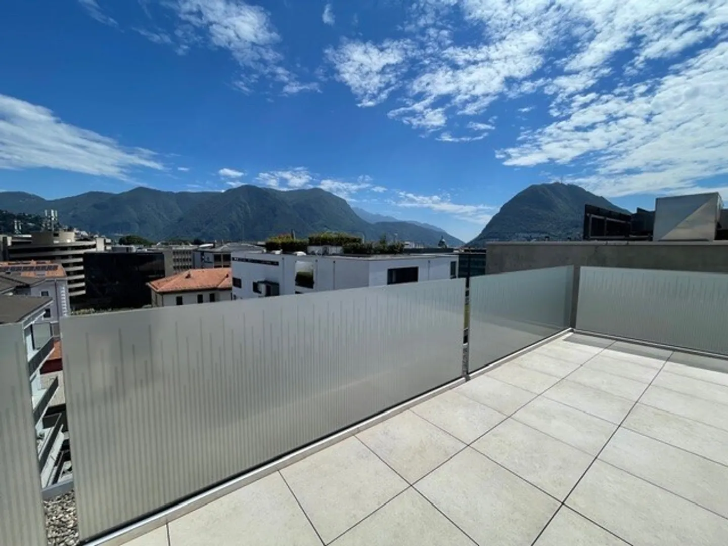 EXKLUSIVES PENTHOUSE MIT EDLEN AUSSTATTUNGEN IM HERZEN VON LUGANO - Foto 2 von 7