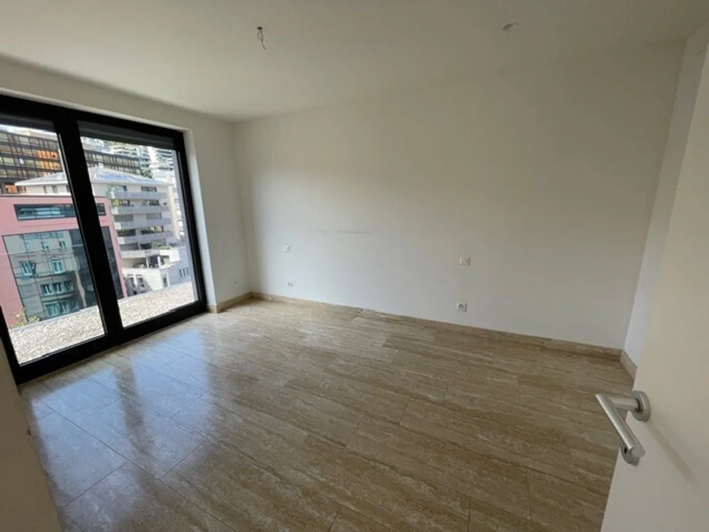 EXKLUSIVES PENTHOUSE MIT EDLEN AUSSTATTUNGEN IM HERZEN VON LUGANO - Foto 3 von 7