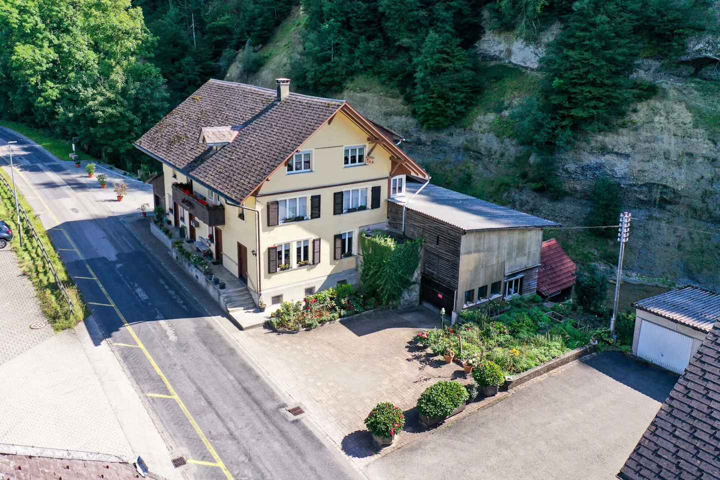 Vielseitiges Mehrfamilienhaus - Foto 1 von 17