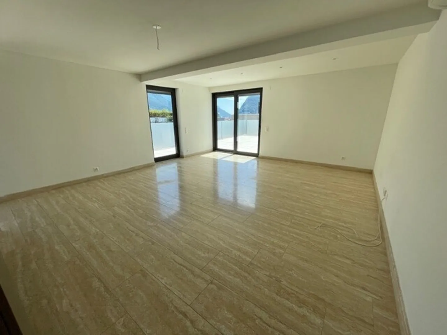 EXKLUSIVES PENTHOUSE MIT EDLEN AUSSTATTUNGEN IM HERZEN VON LUGANO - Foto 4 von 7