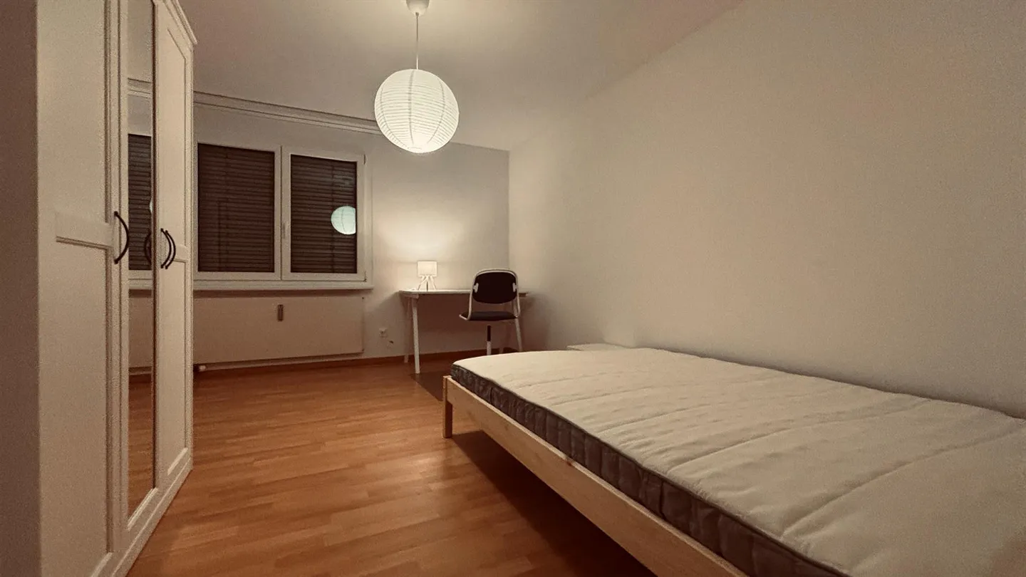 Bright furnished room in shared apartment 12m central, quiet, sunny, balcony - Photo 9 of 16