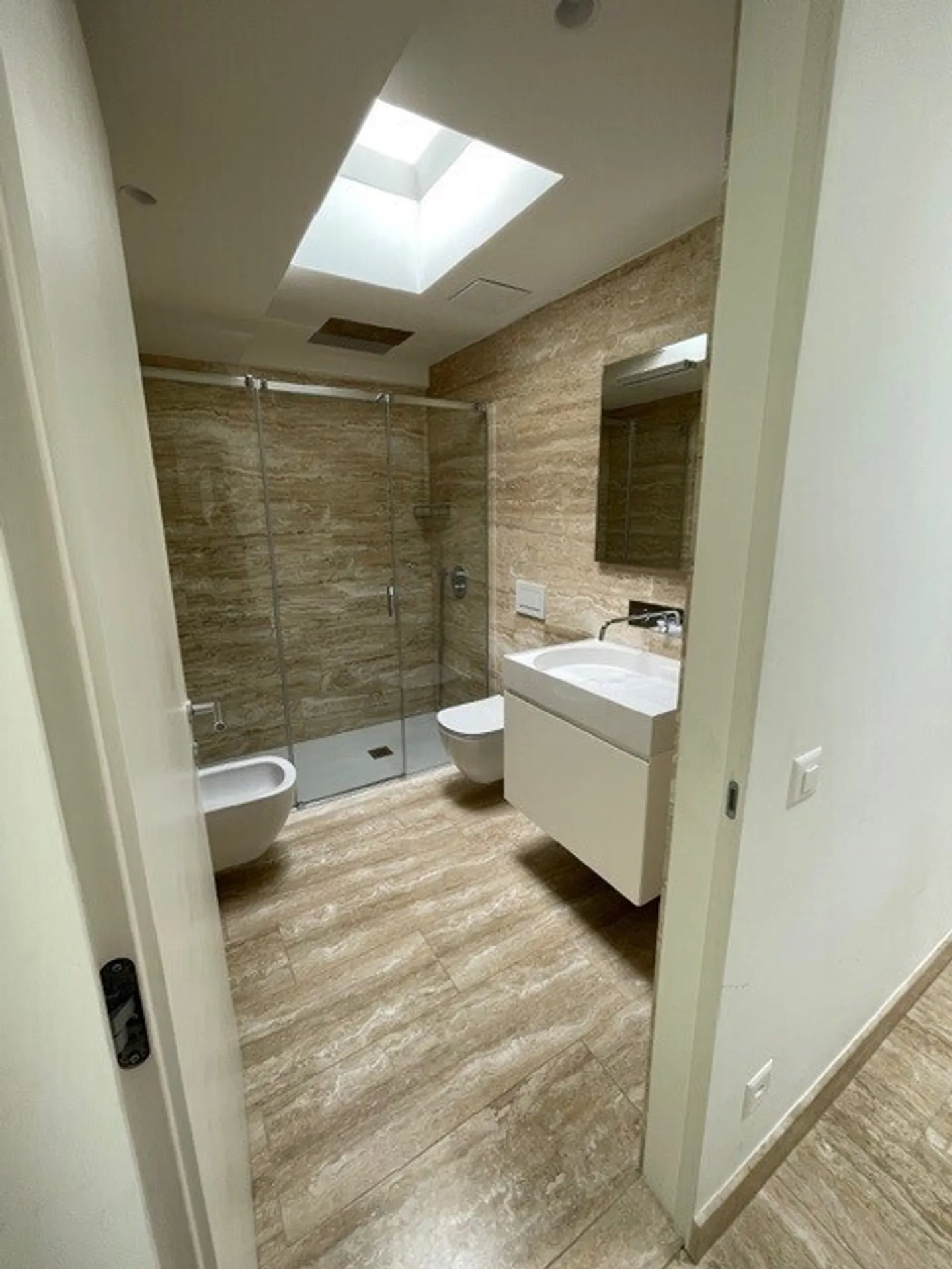 EXKLUSIVES PENTHOUSE MIT EDLEN AUSSTATTUNGEN IM HERZEN VON LUGANO - Foto 6 von 7