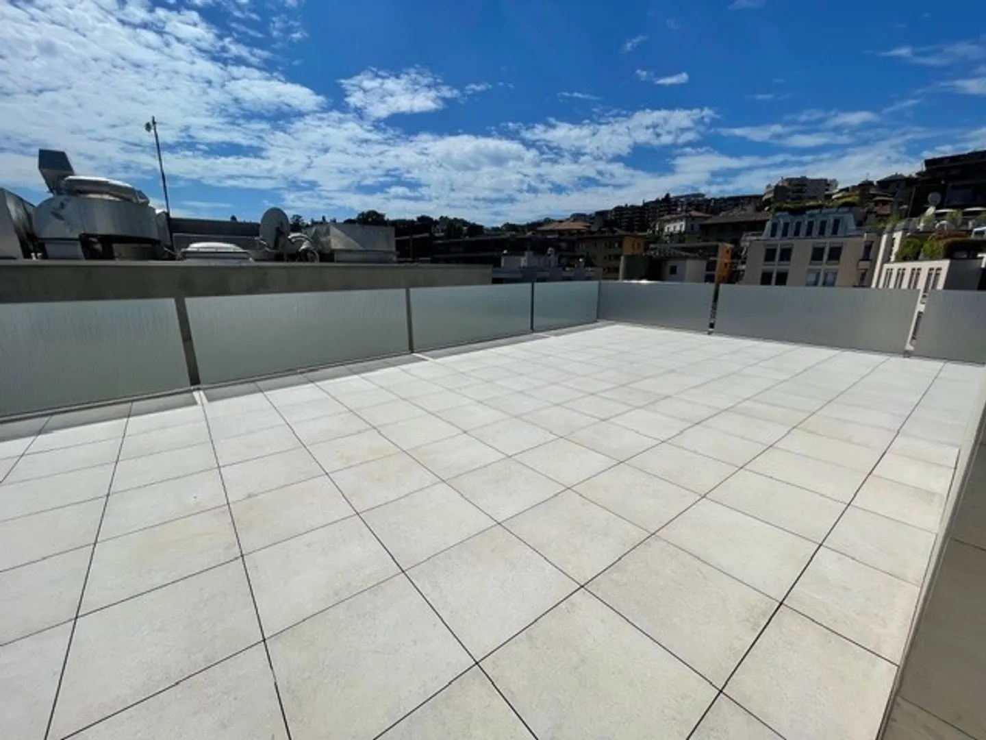 EXKLUSIVES PENTHOUSE MIT EDLEN AUSSTATTUNGEN IM HERZEN VON LUGANO - Foto 7 von 7