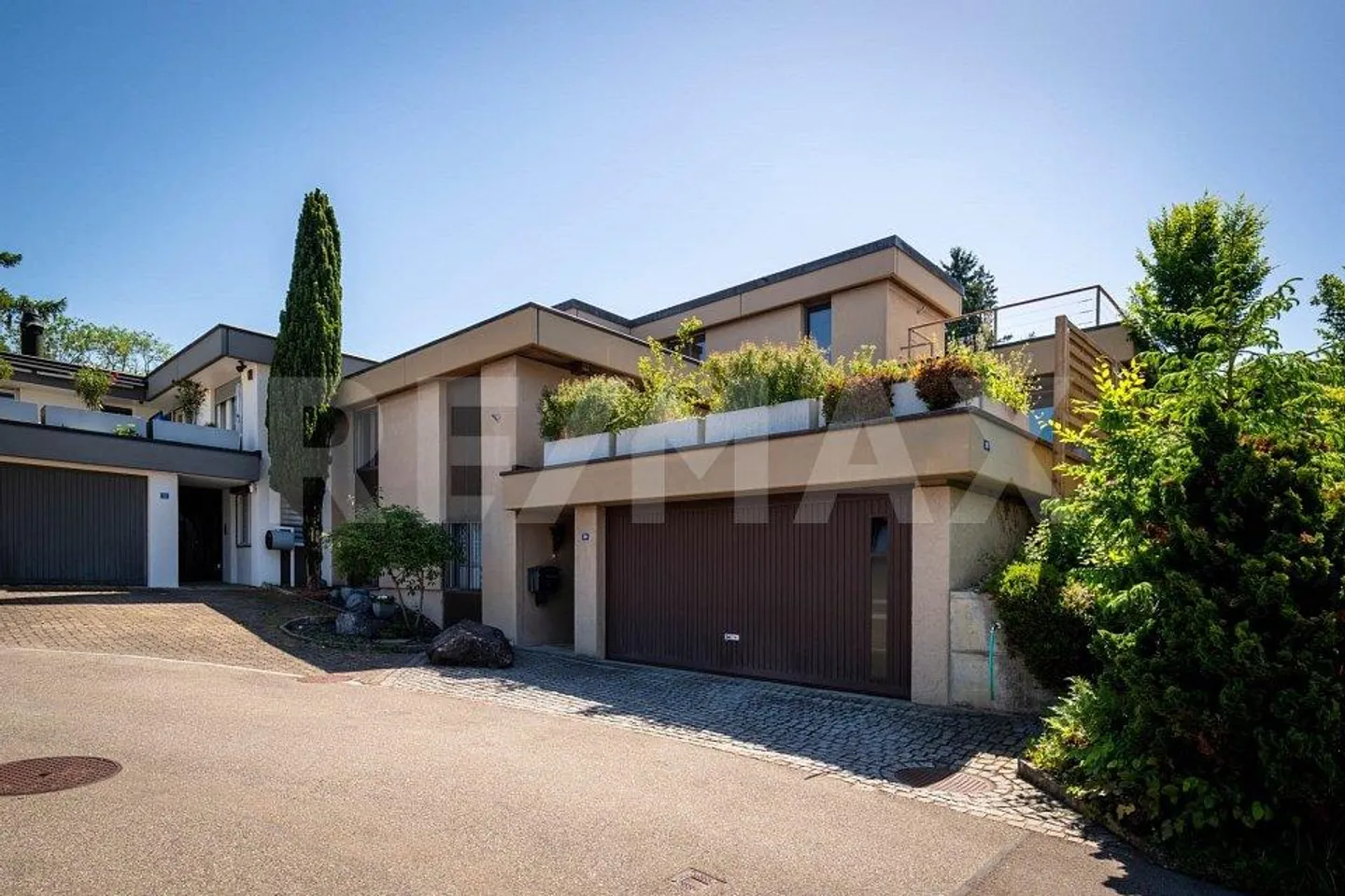 Well-maintained 6-room single-family house with a wide view and garden idyll - Photo 2 of 13