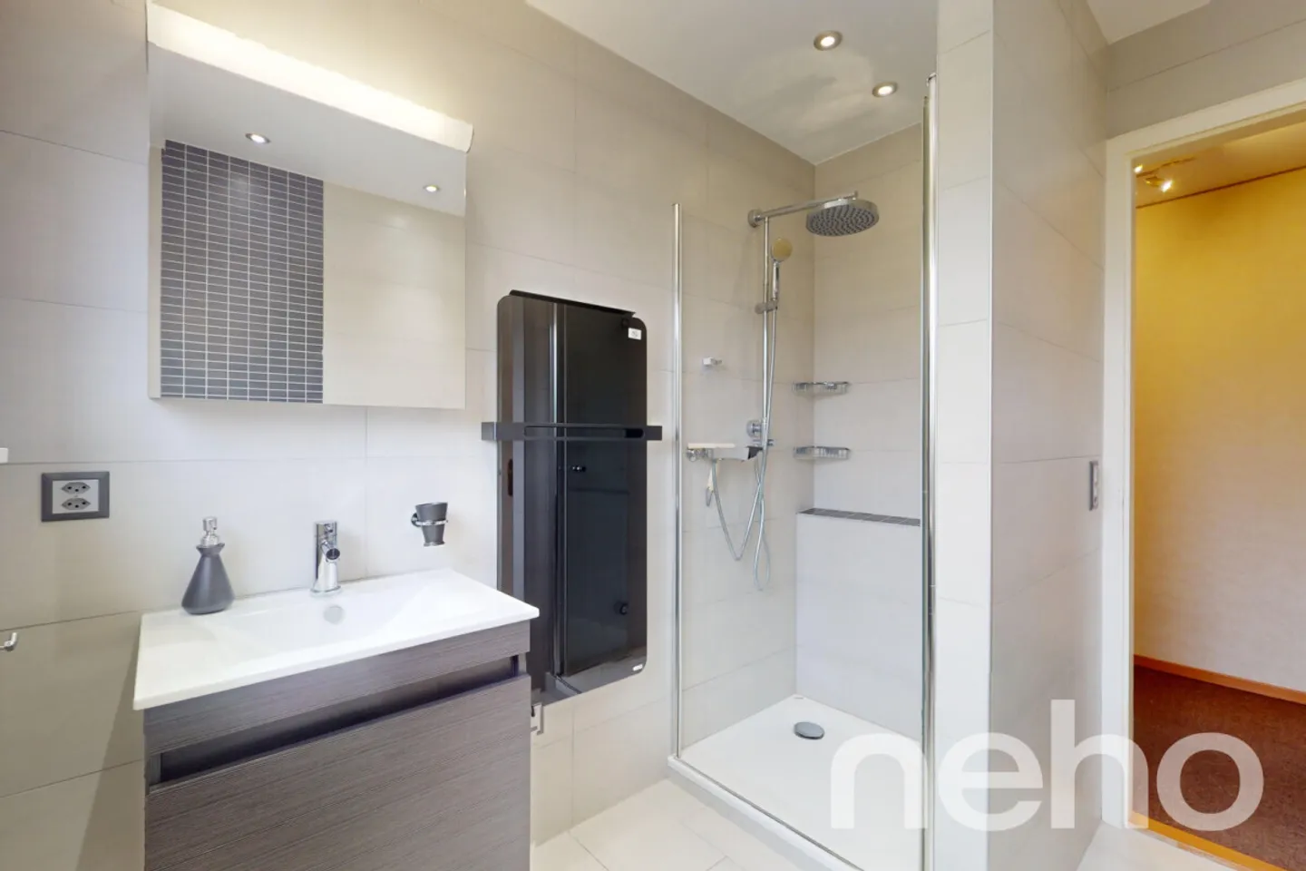 Stupenda proprietà con vista mozzafiato sul lago e sulle montagne - Foto 12 di 13