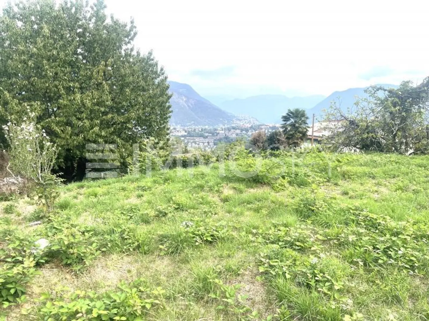 Grande parcelle RE3 dans une zone résidentielle étendue - Photo 2 sur 5