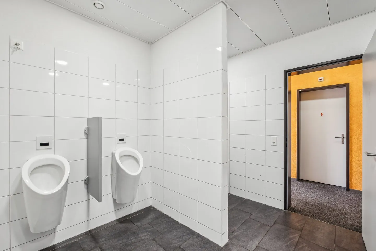 Attractive and versatile office space for rent in Buss Industrial Park - Photo 9 of 20