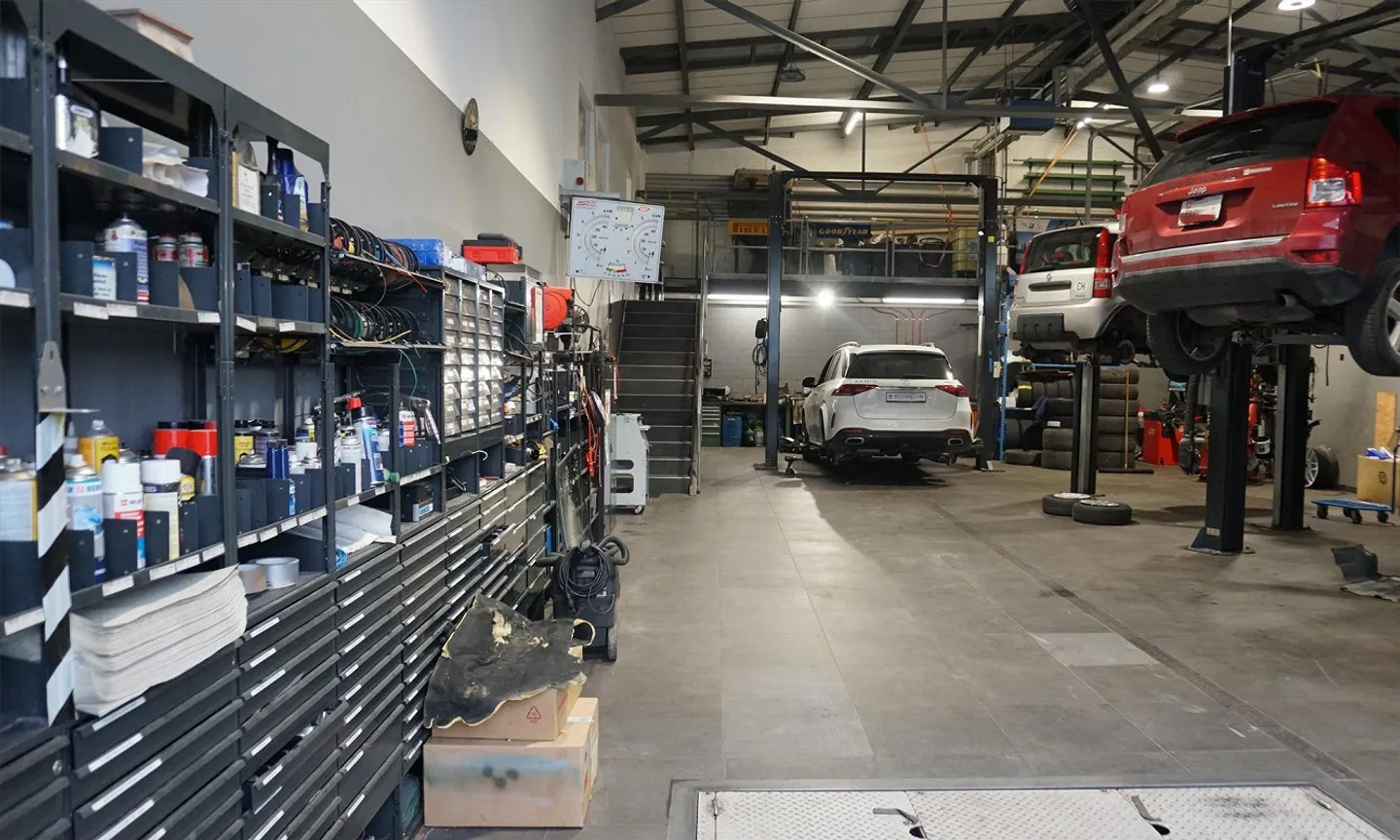 Chur - Officina di riparazione auto con ufficio incluso inventario - Foto 2 di 4
