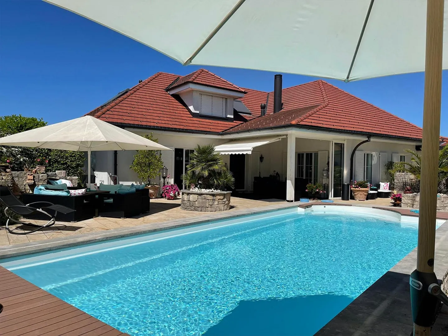 Exclusive single-family home with pool, large garden and building reserve - Photo 1 of 11