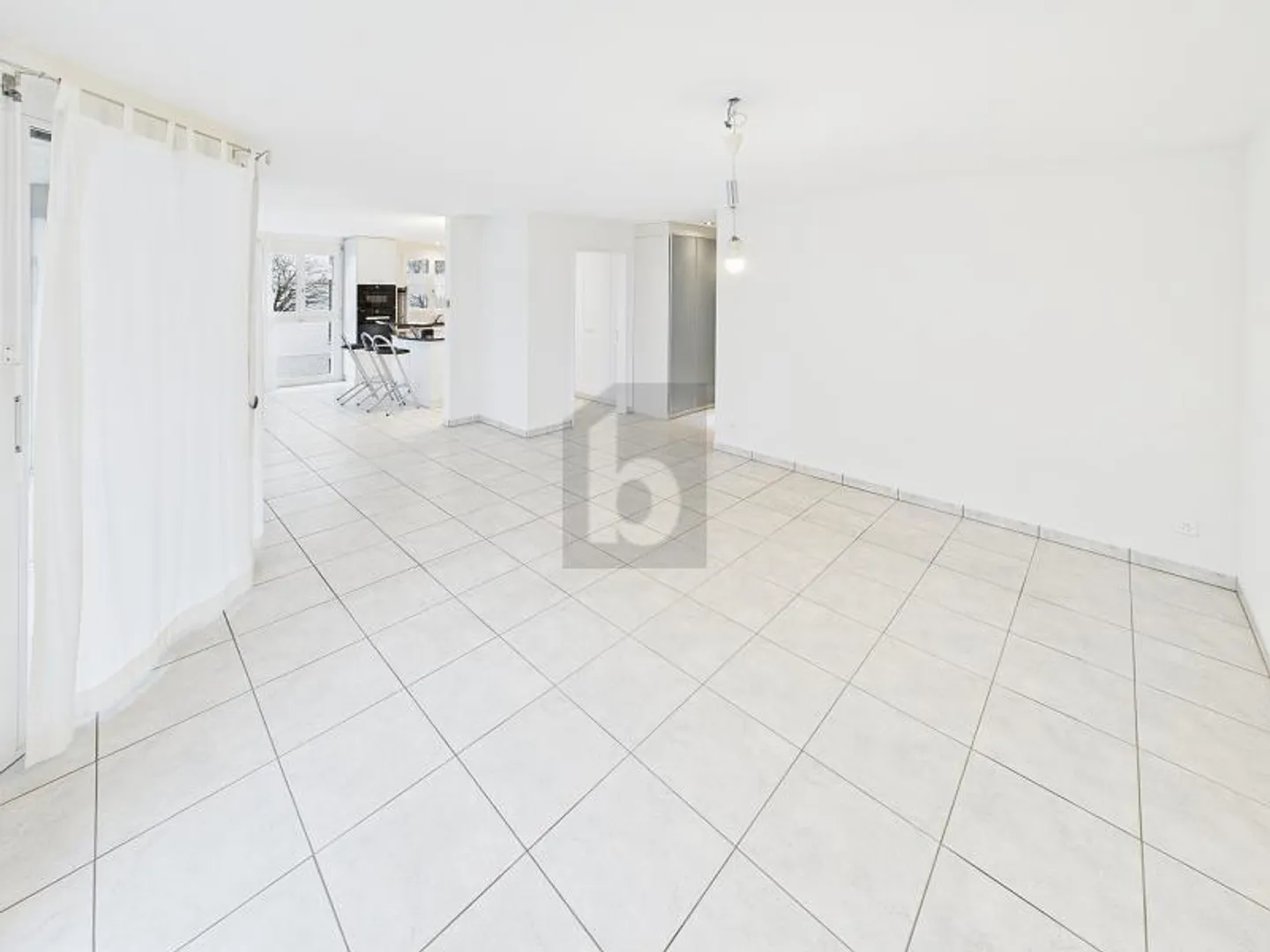 Geräumige Wohnung mit Balkon - Foto 2 von 6