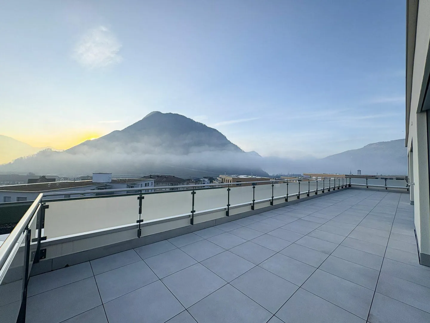 Prima locazione: appartamento attico di 3,5 locali con vista sul lago e sulle montagne - Foto 1 di 14